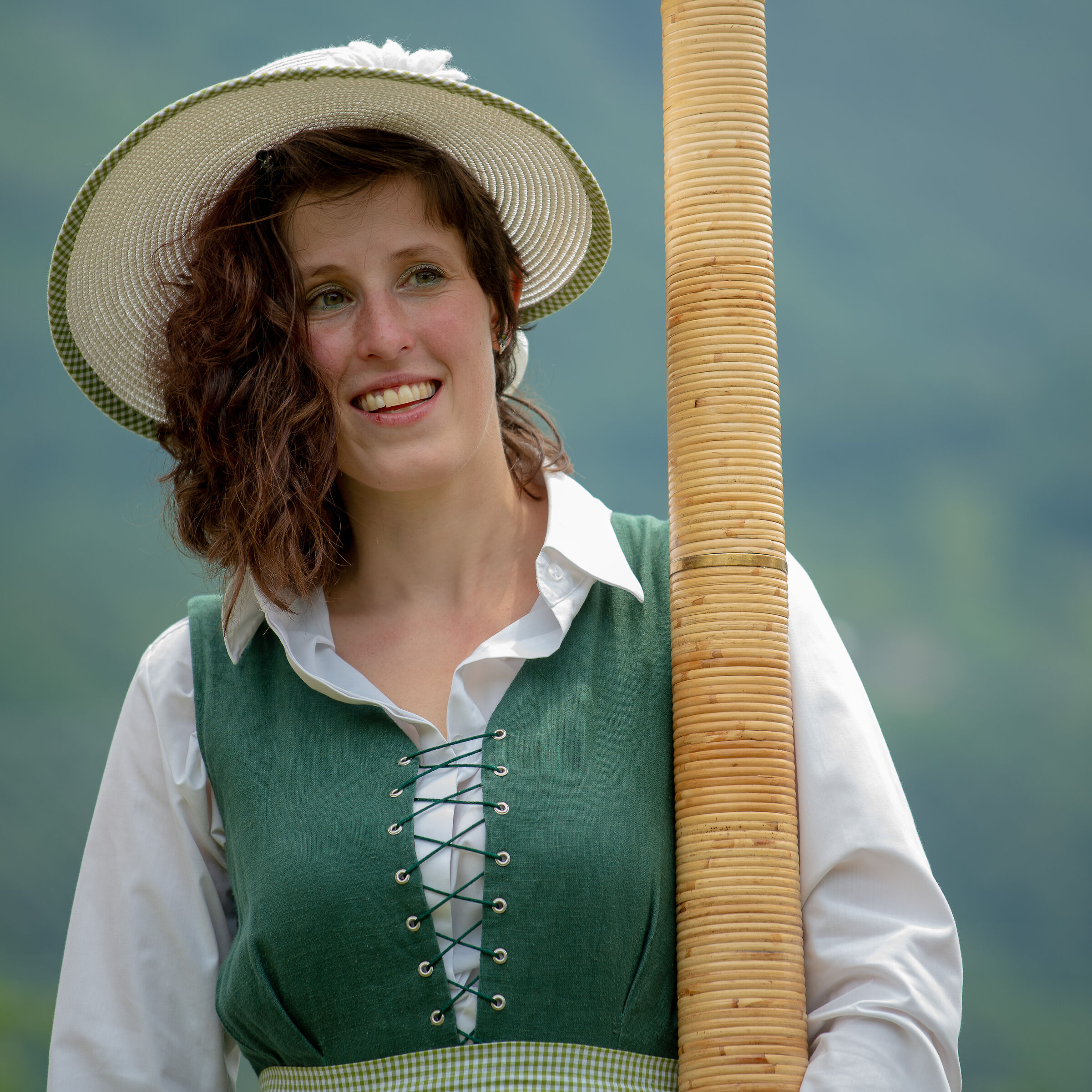 Suonatrice di corno delle Alpi