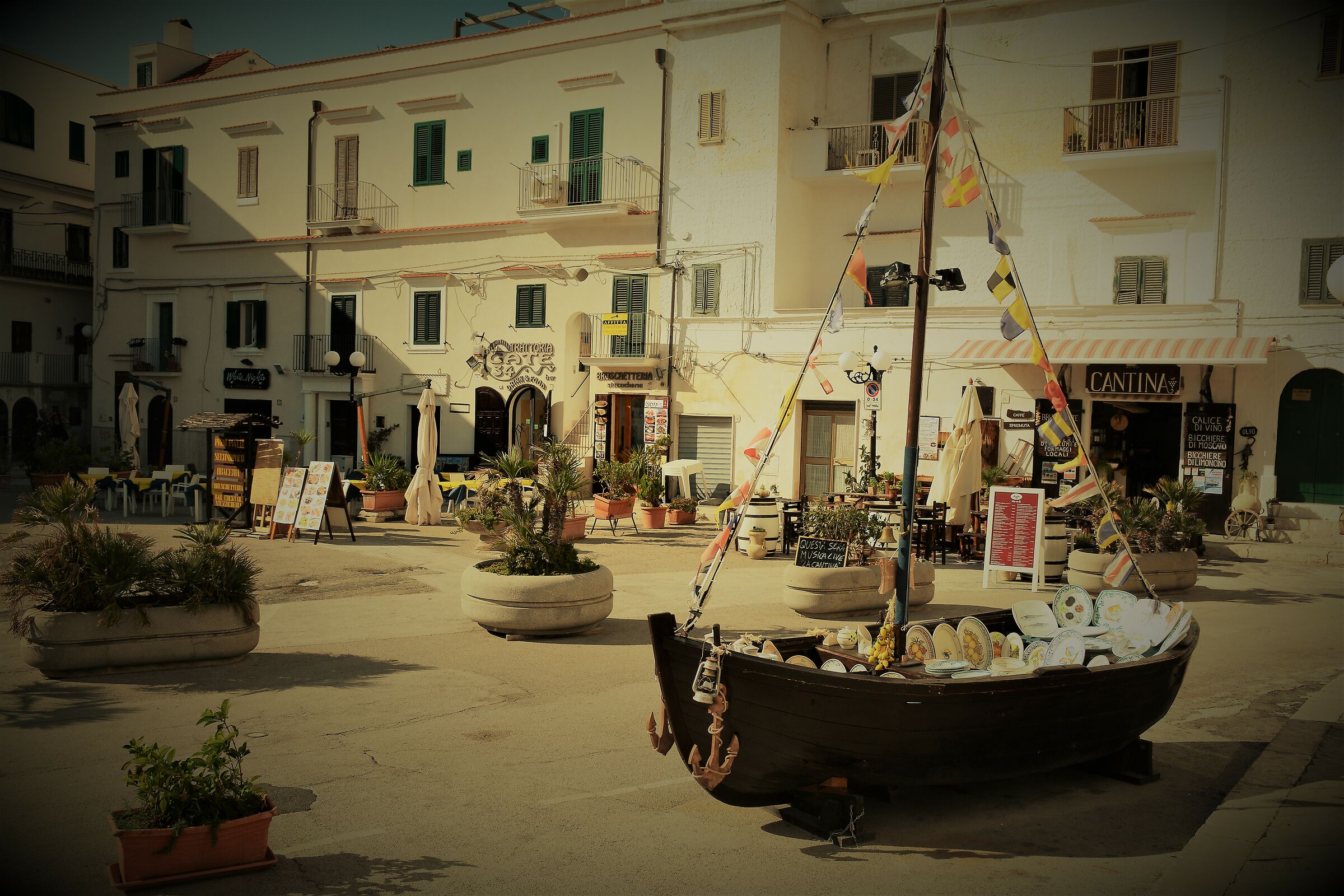 Vieste si prepara per la "movida" estiva.