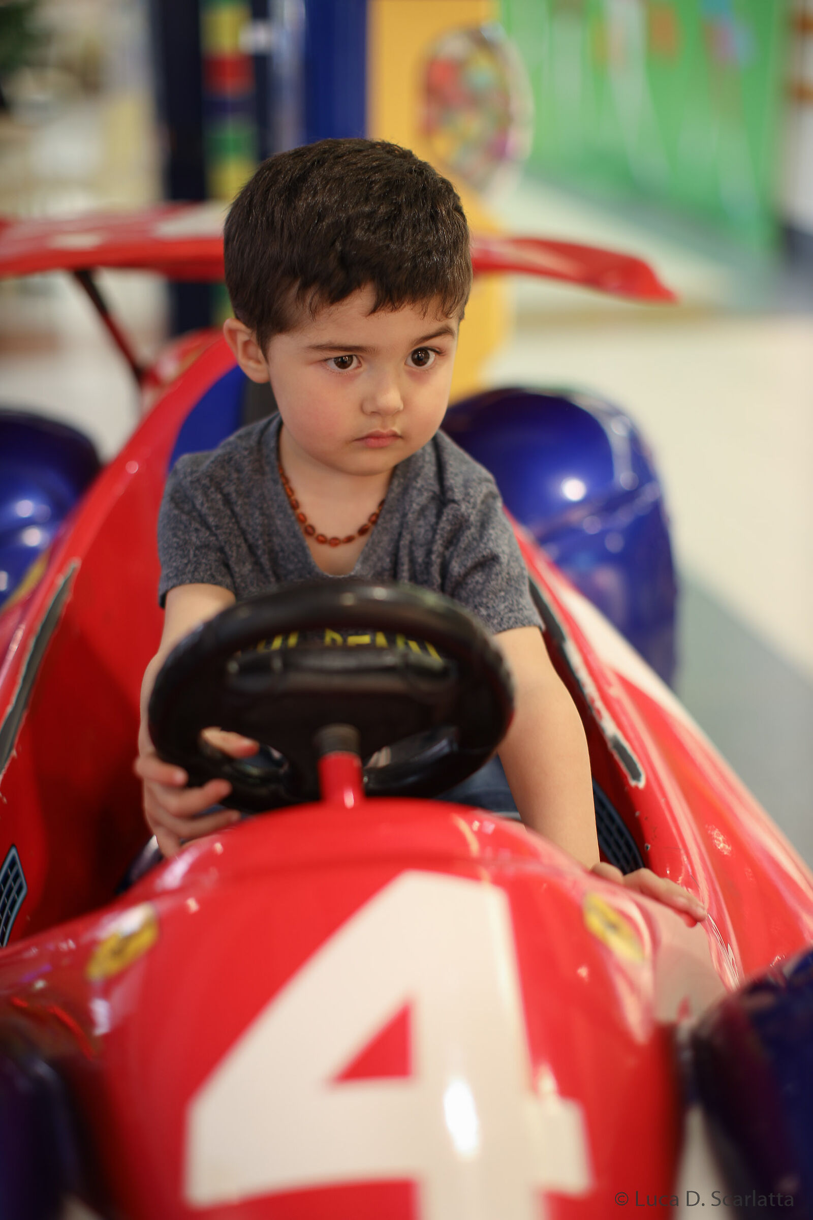 Sguardo alla curva, giù 3 marce e staccata al limite!...
