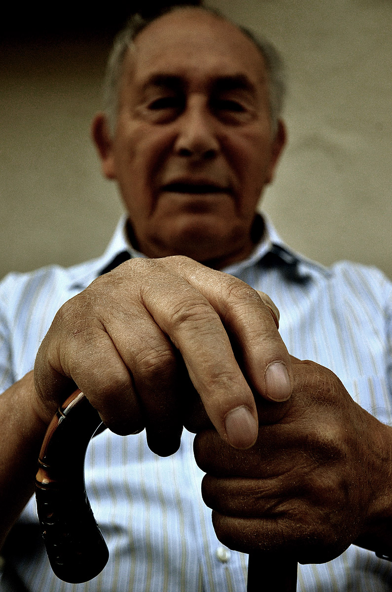 Anziano uomo con bastone