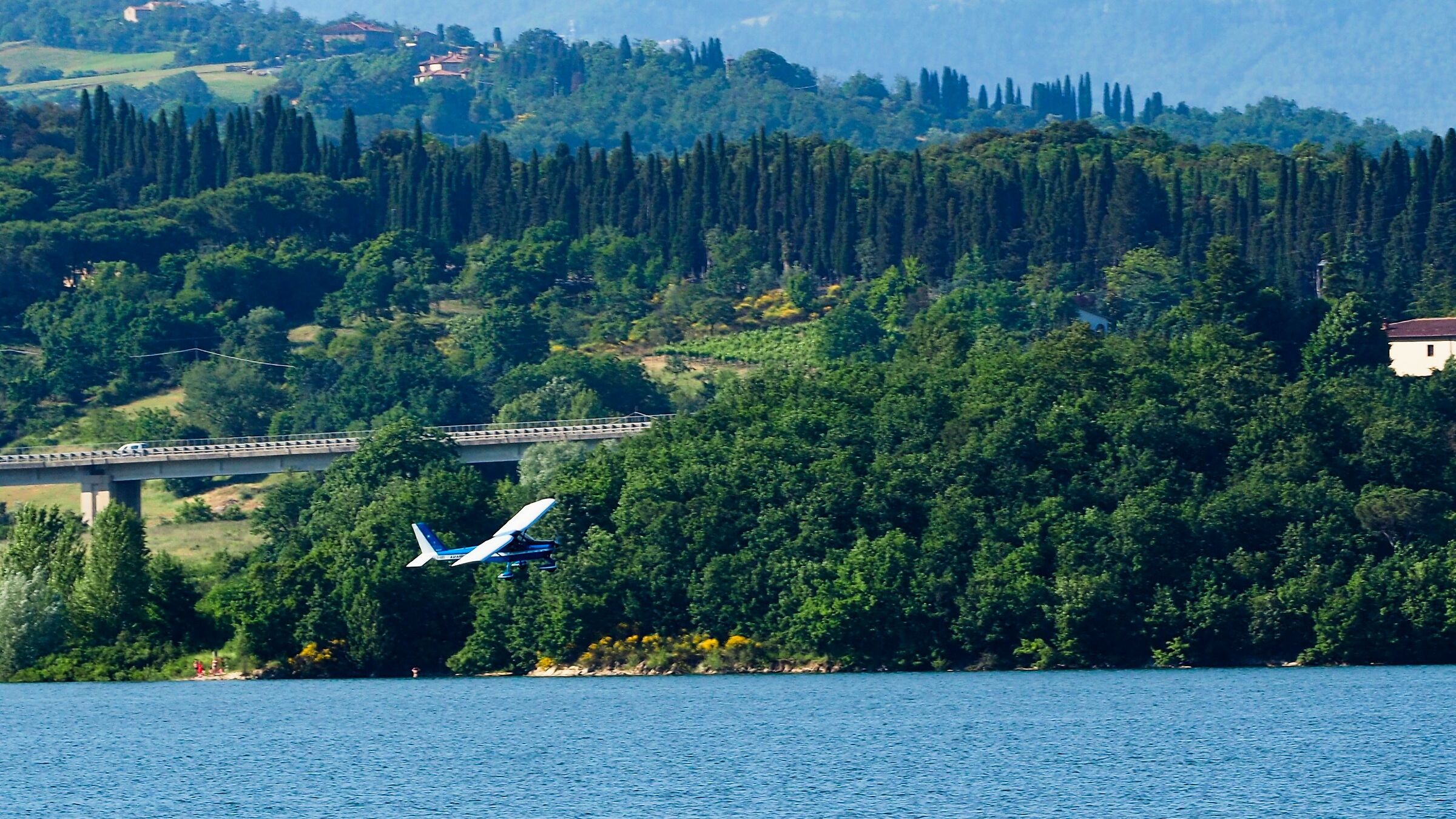 Volo radente sul lago di Bilancino