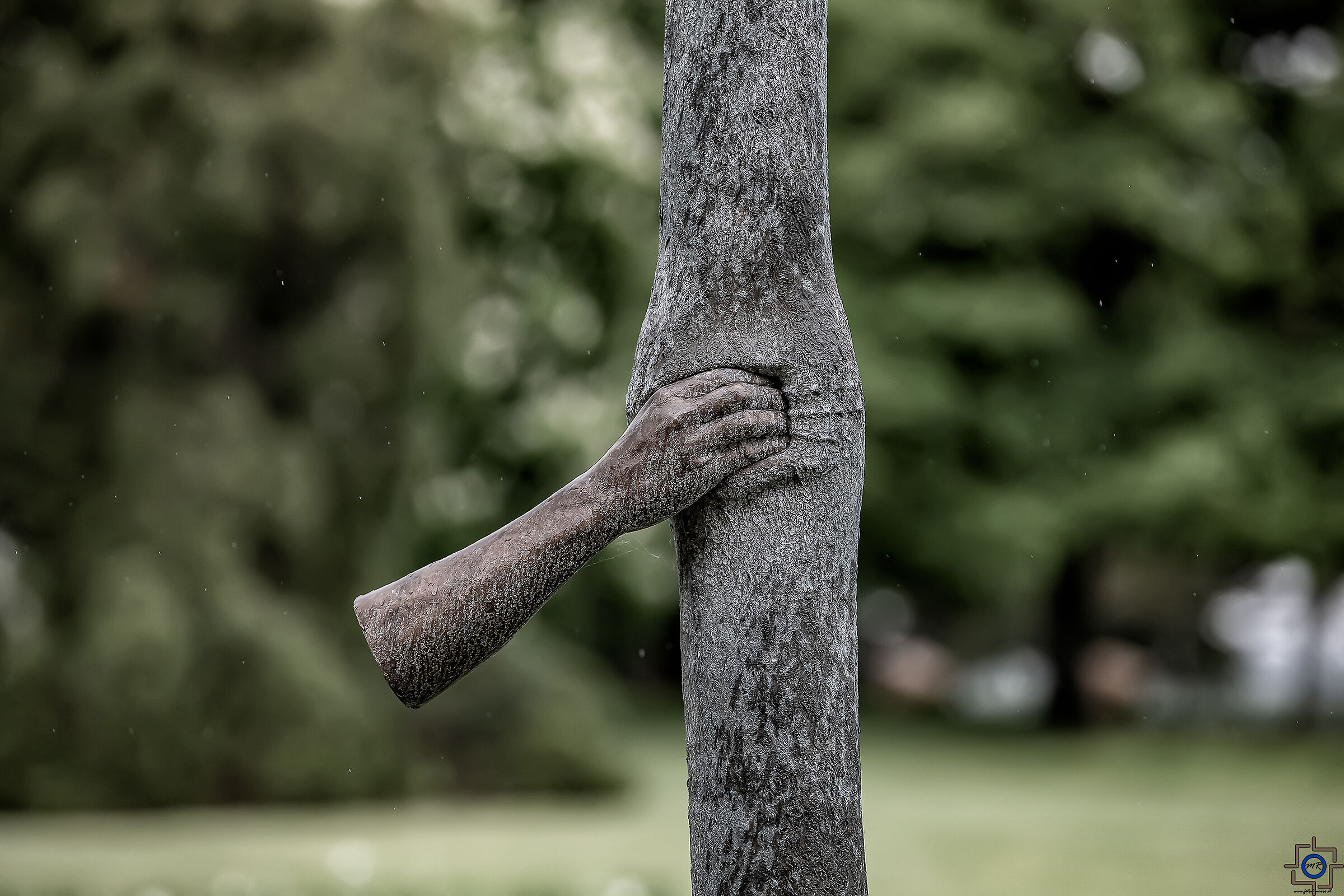 Stretto sotto la pioggia