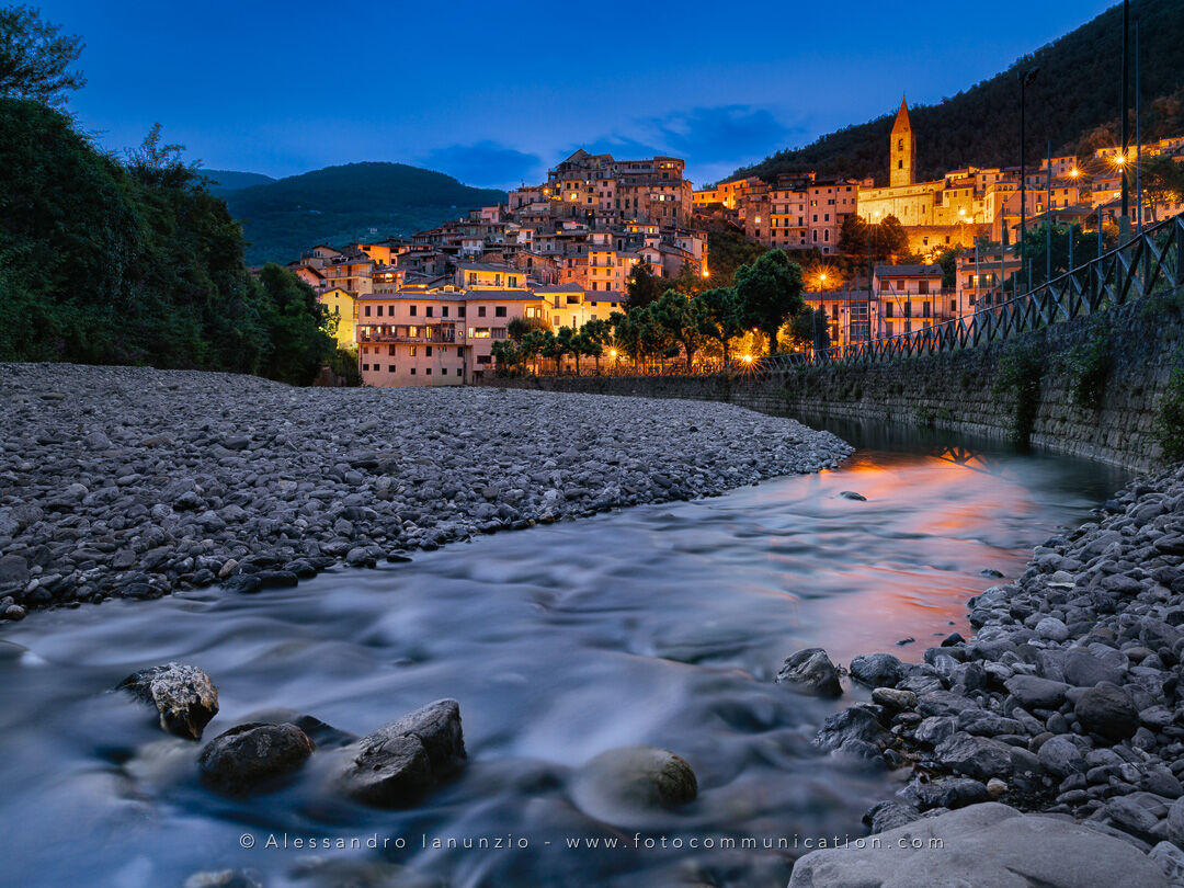 Piccolo paese di Pigna illuminato dalla luce della luna