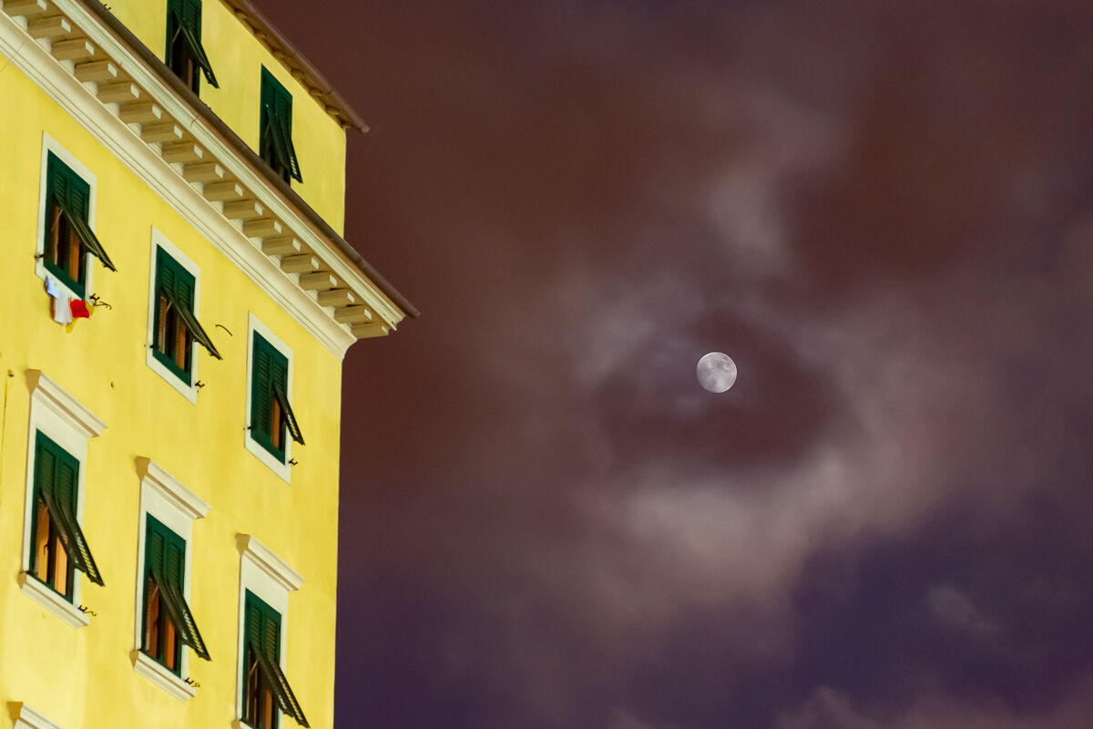 La luna canta amore alle persiane.