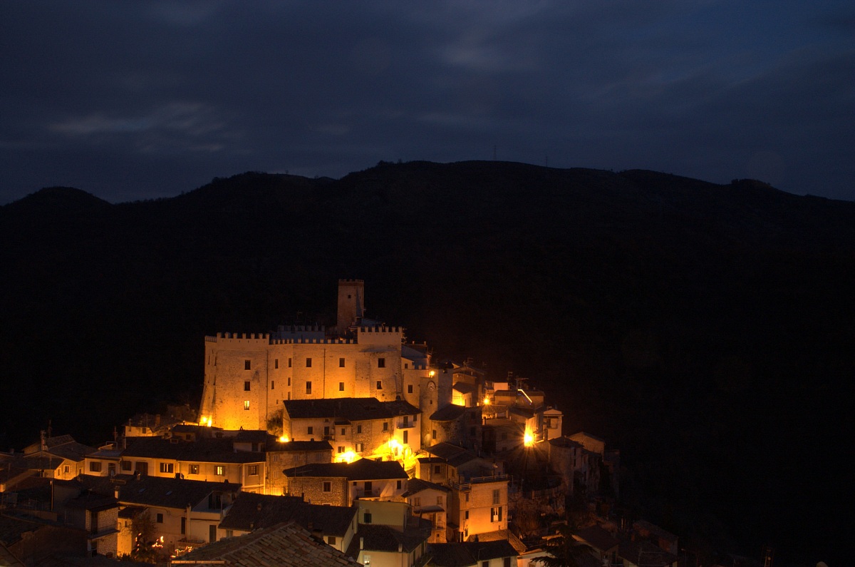 Kineto castle at night
