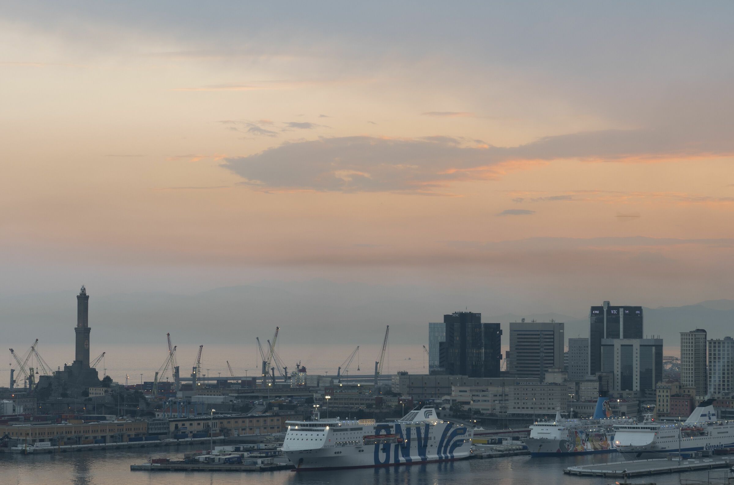 Porto di Genova - veduta da Castelleto