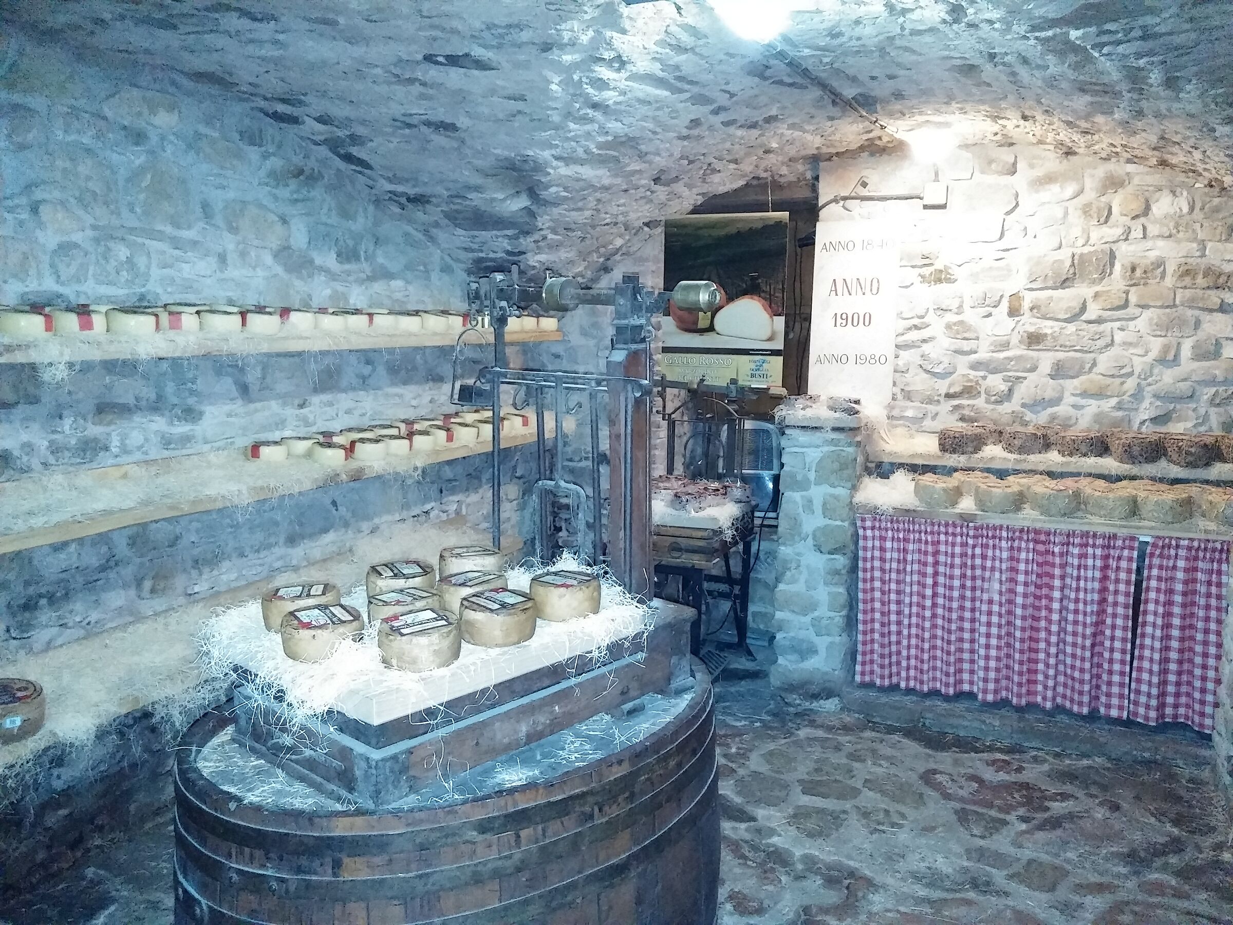 Grotta con formaggi - Toscana