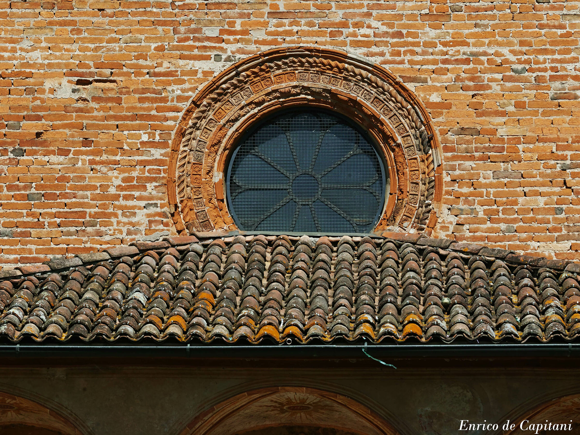 Particolare della facciata di S. Maria Bressanoro