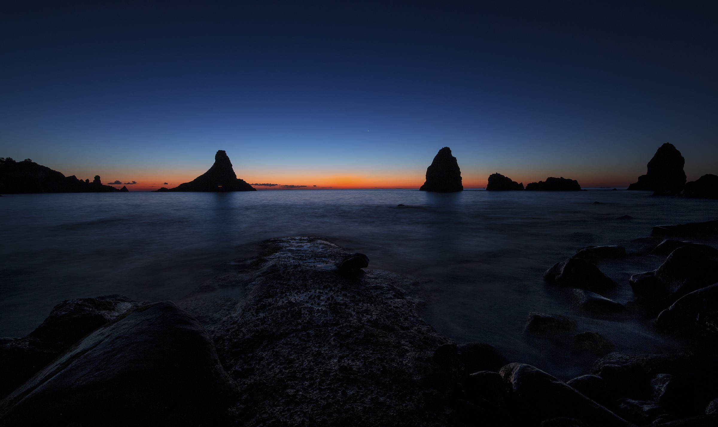 Alba della vigilia di Natale sul lungomare dei Ciclopi