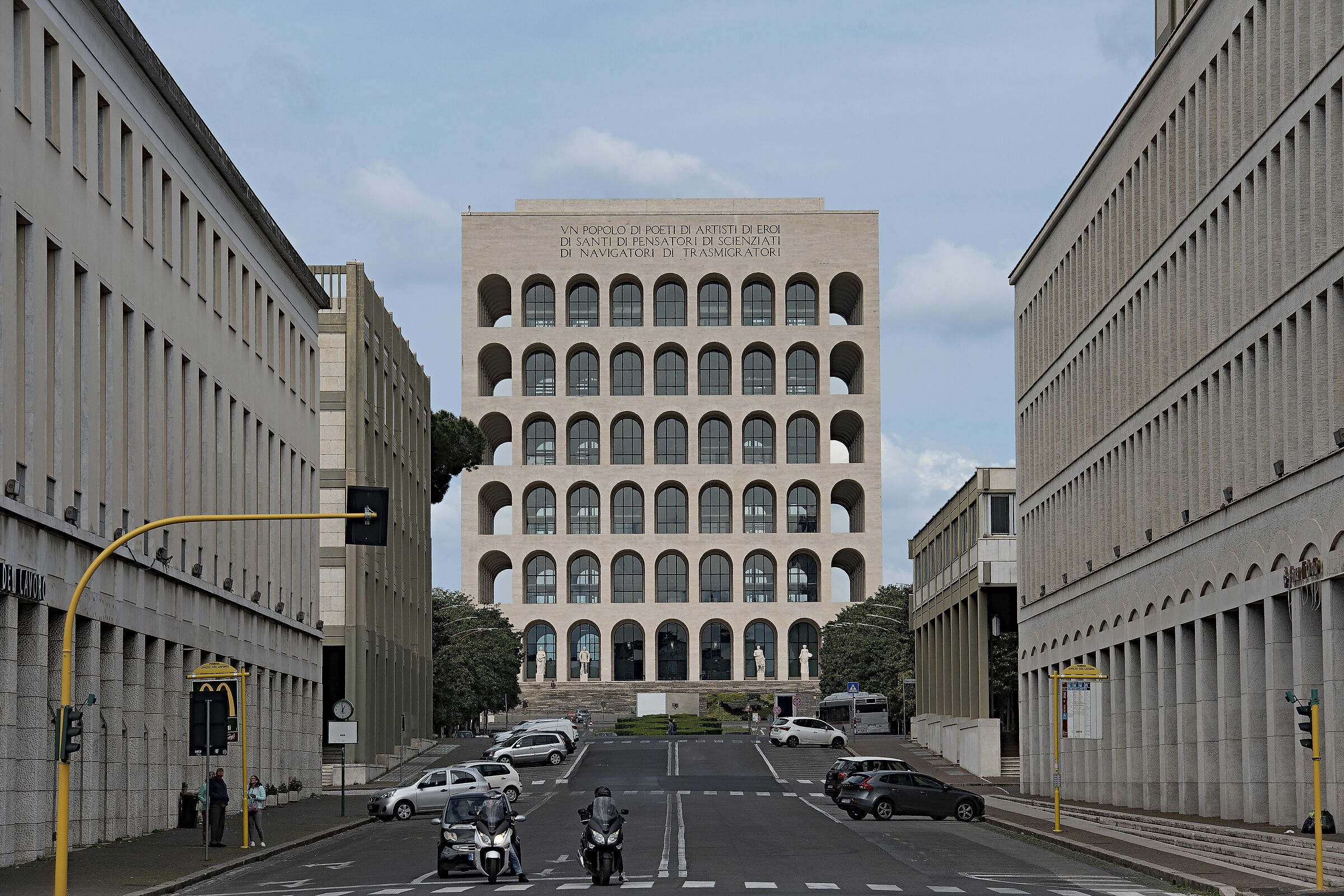 Colosseo Quadrato di Giorno