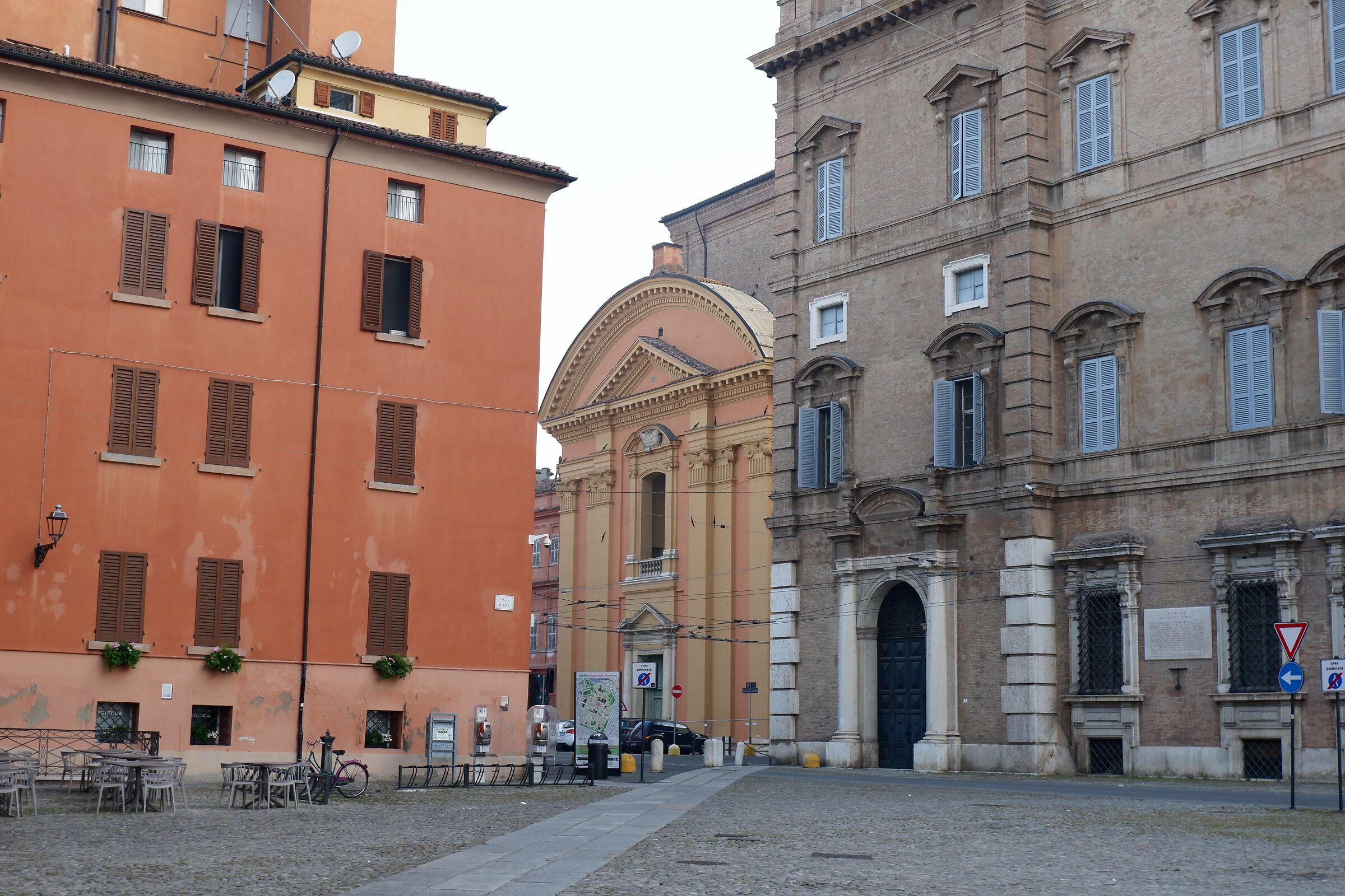 Desolazione mattutina in Piazza Roma