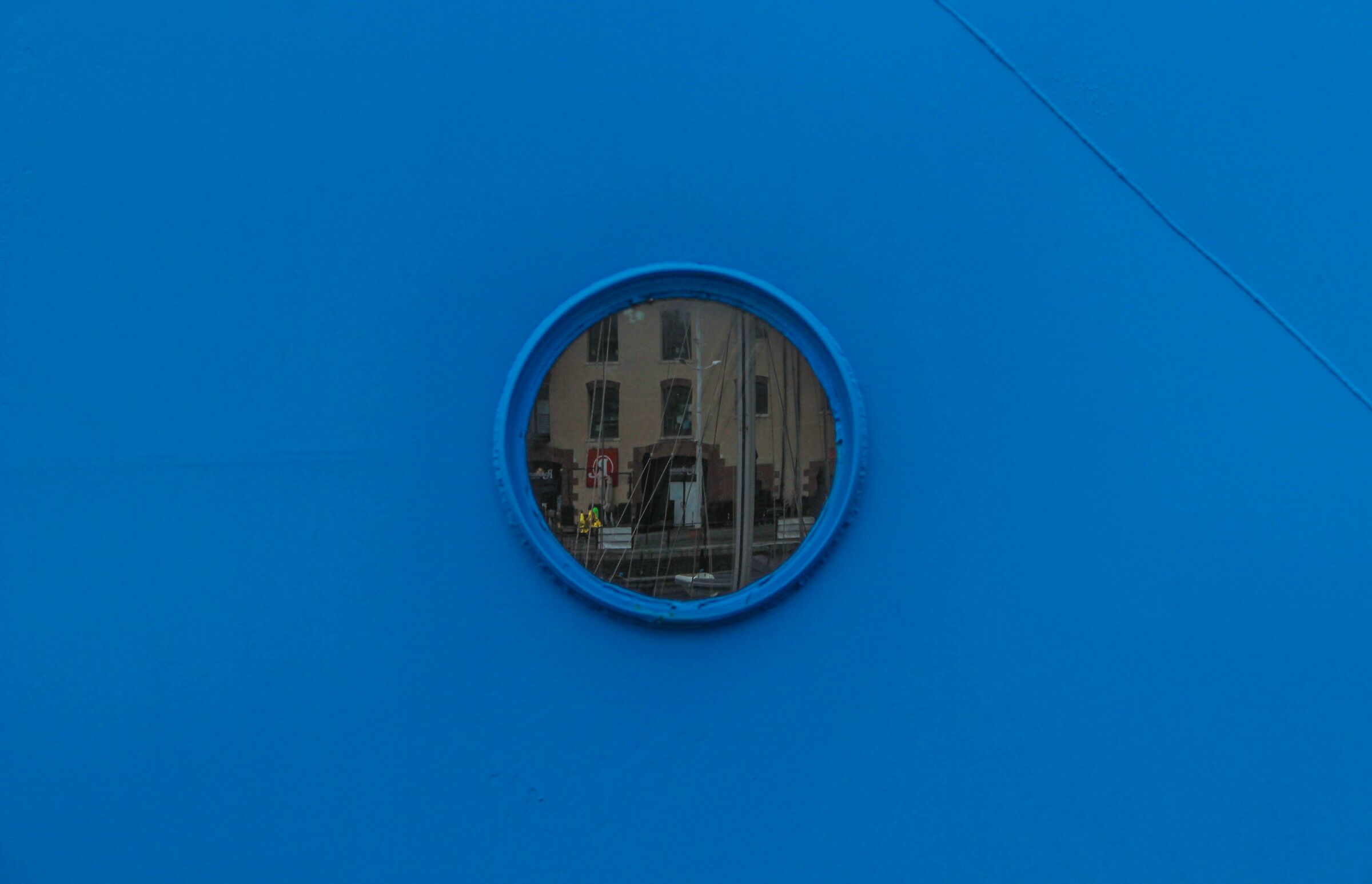 E guardo il mondo da un oblò