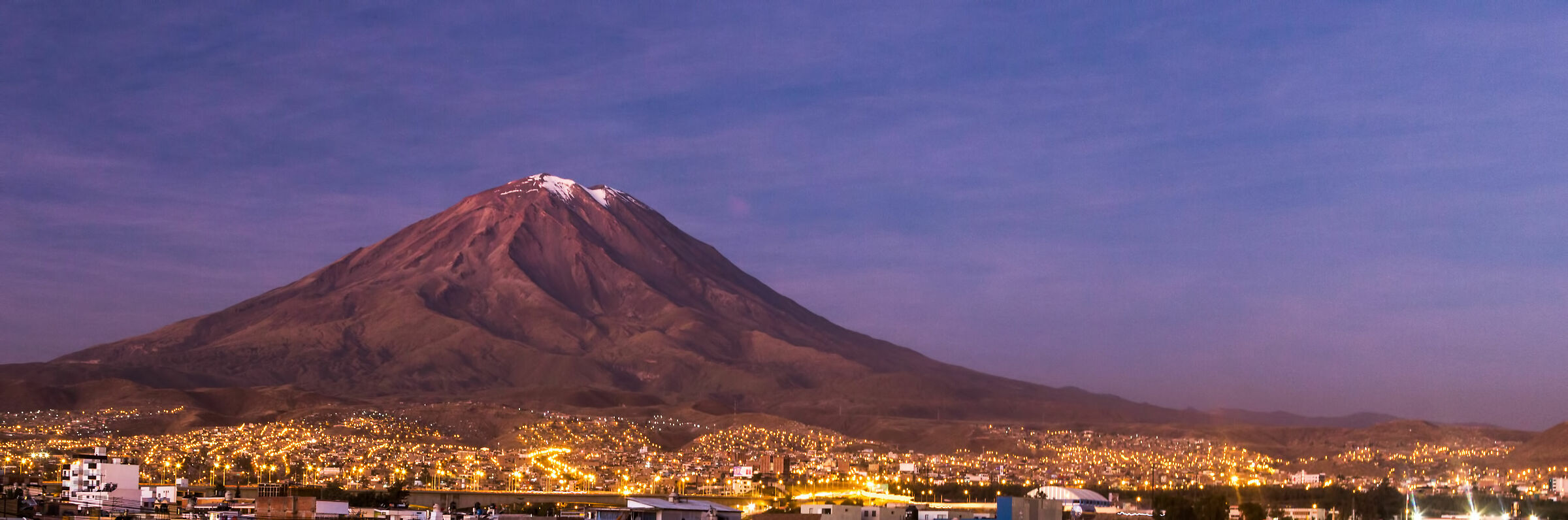Vulcano El Mismi con Arequipa by night