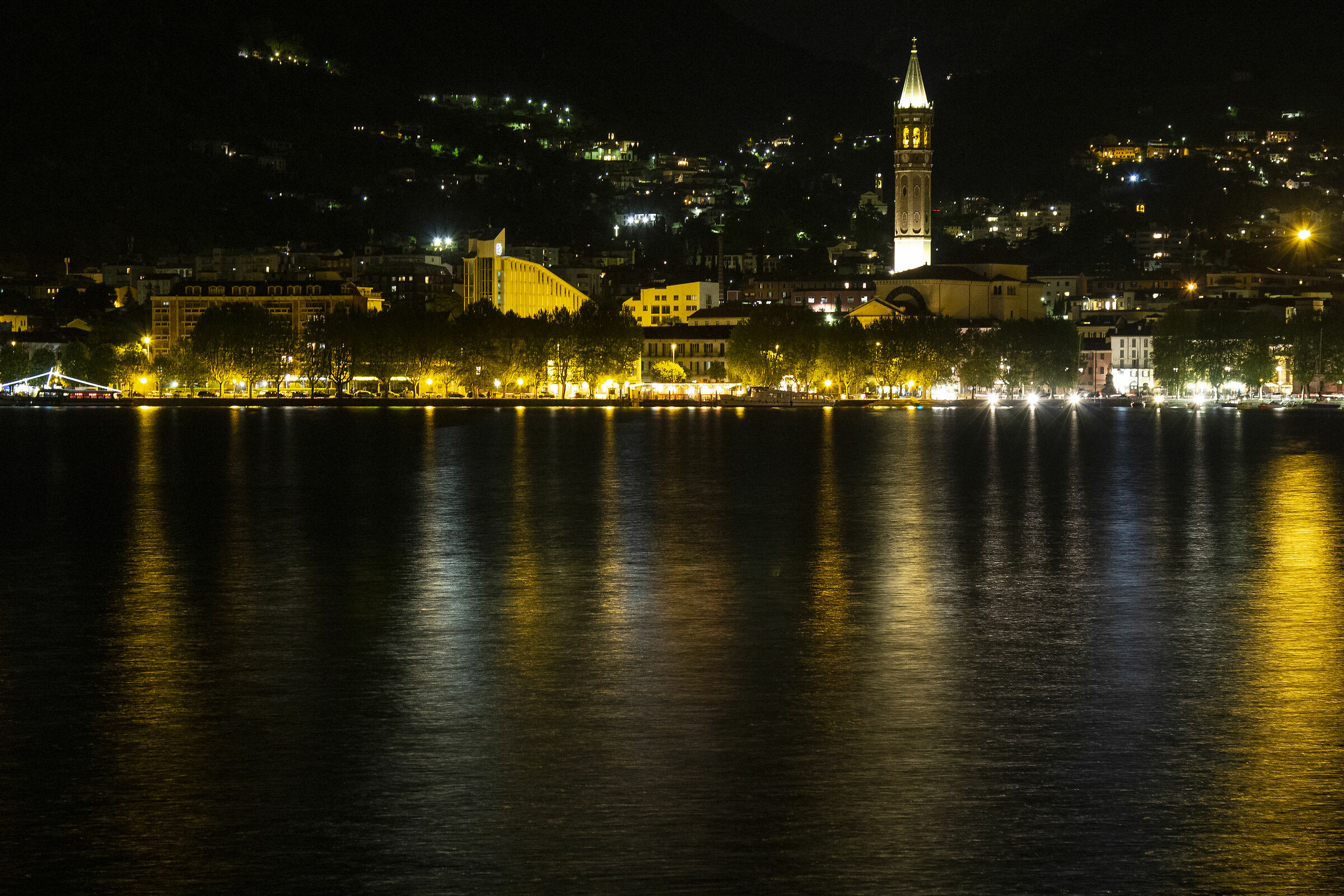Lecco by night