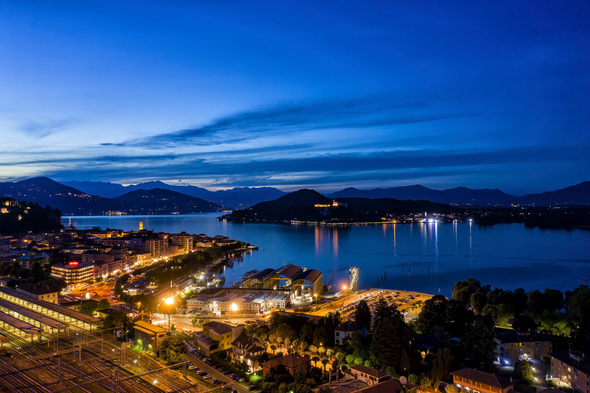 E il naufragar m'è dolce in questo mare.