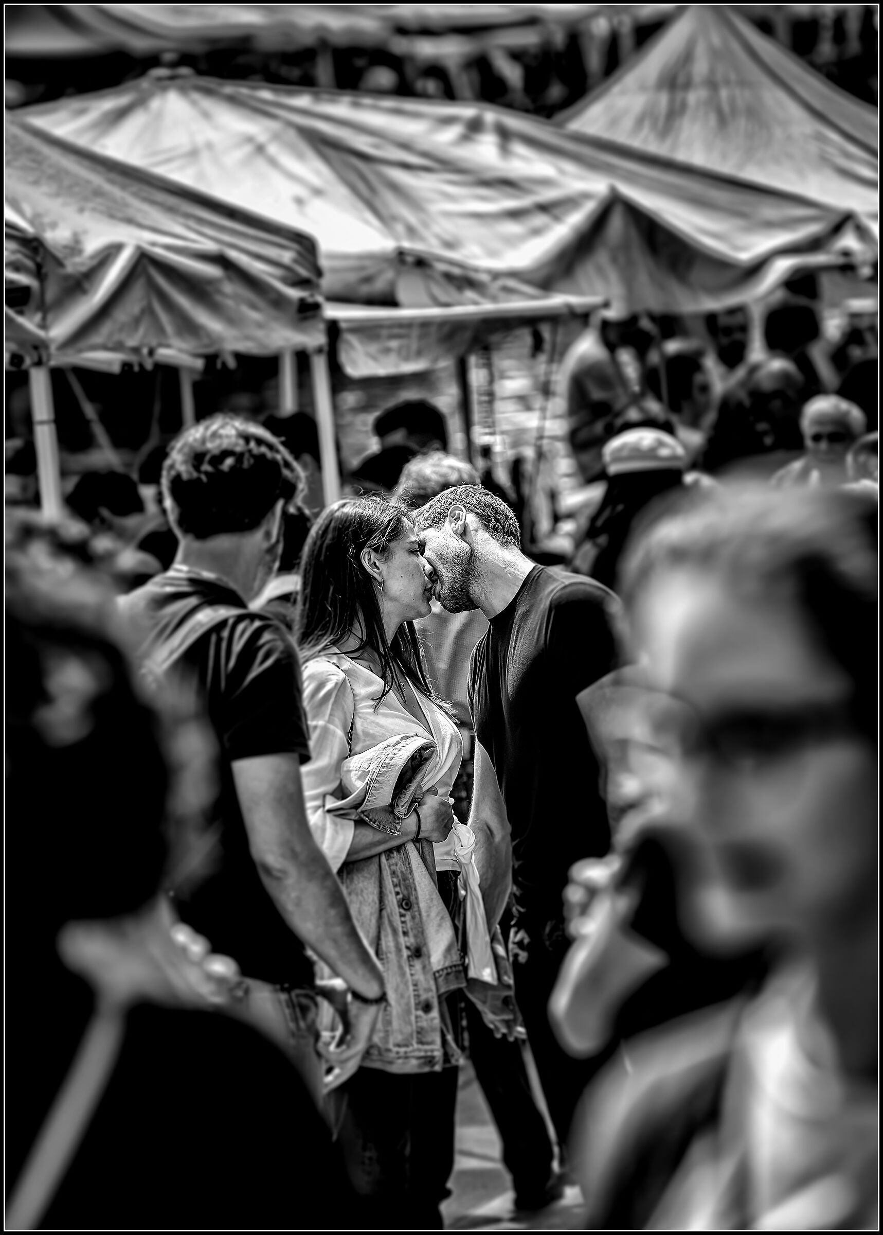 A kiss in the market frenzy