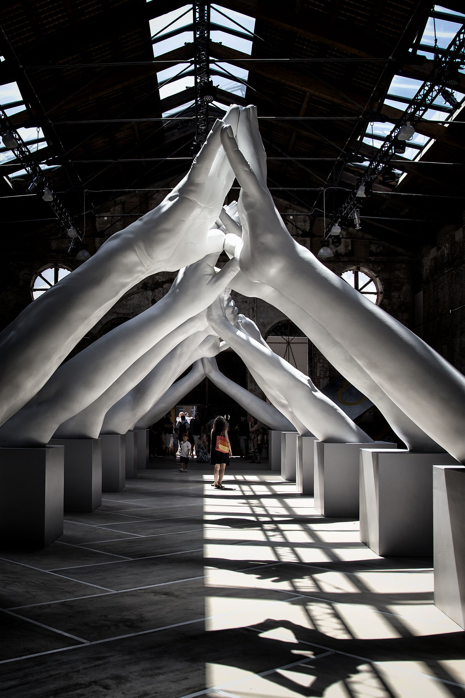 Le mani di Lorenzo Quinn del Salone Nautico Venezia
