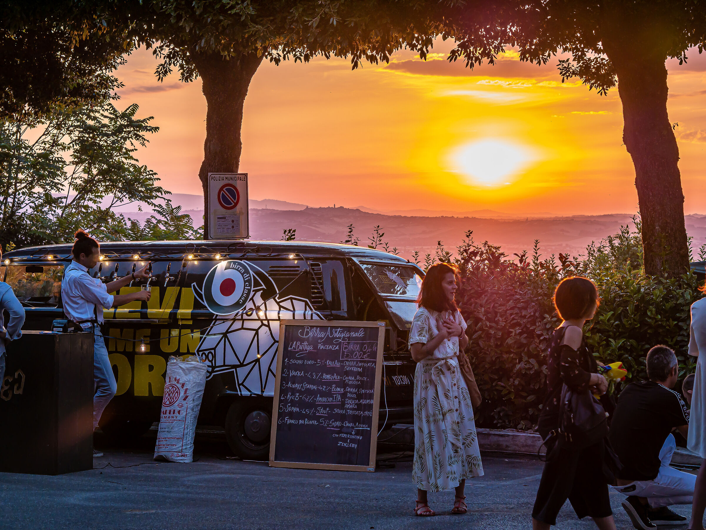 Un calda luce sopra Veregra Street