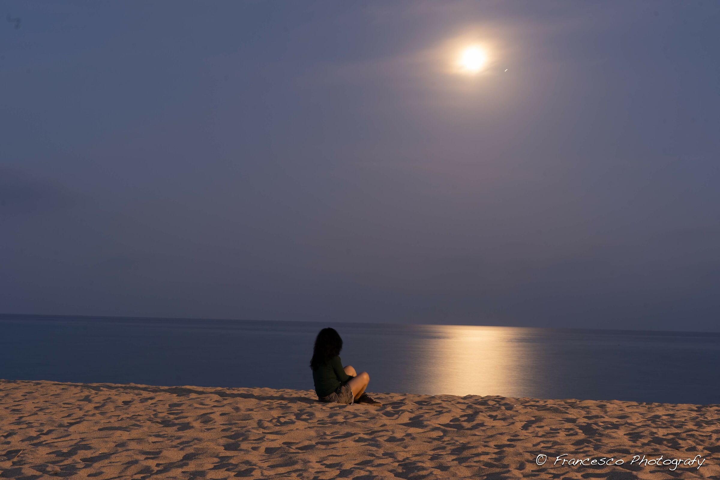 nico tramonto con la luna al mare
