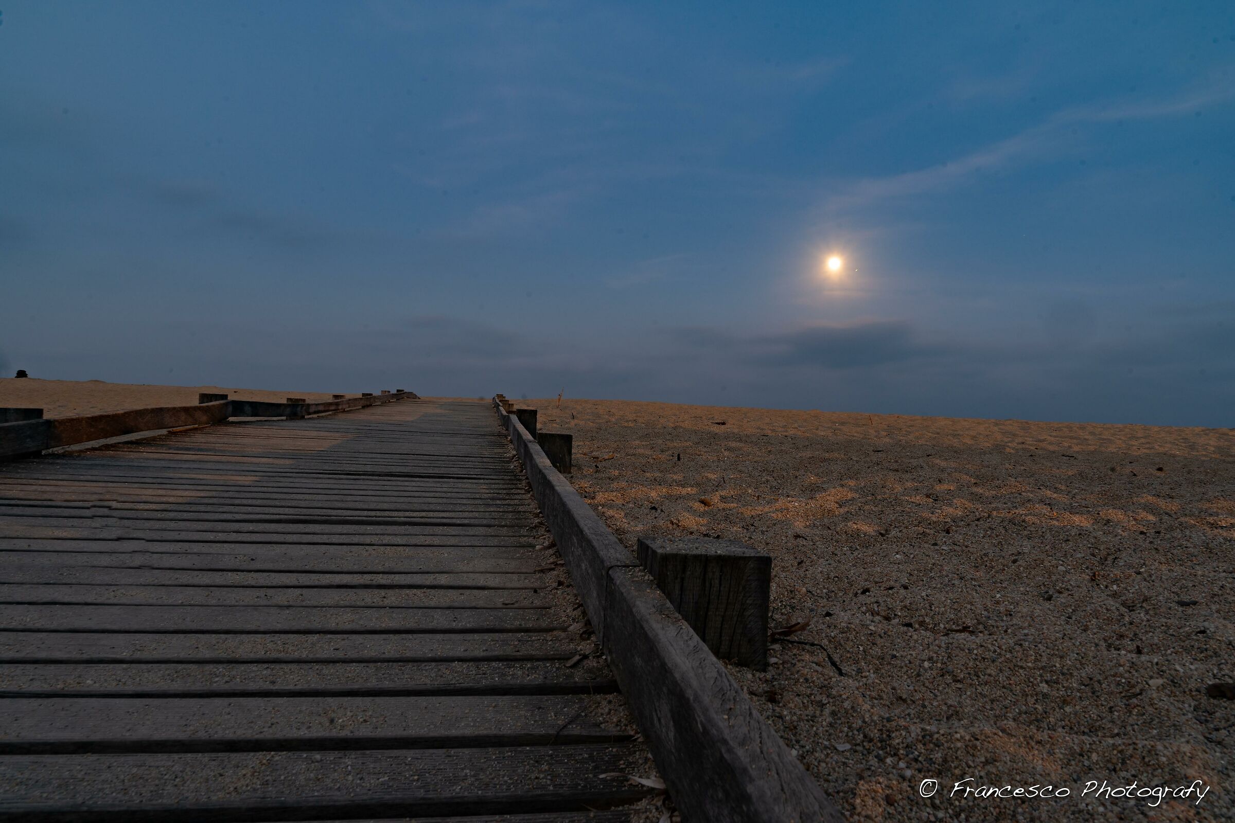 tramonto con la luna al mare