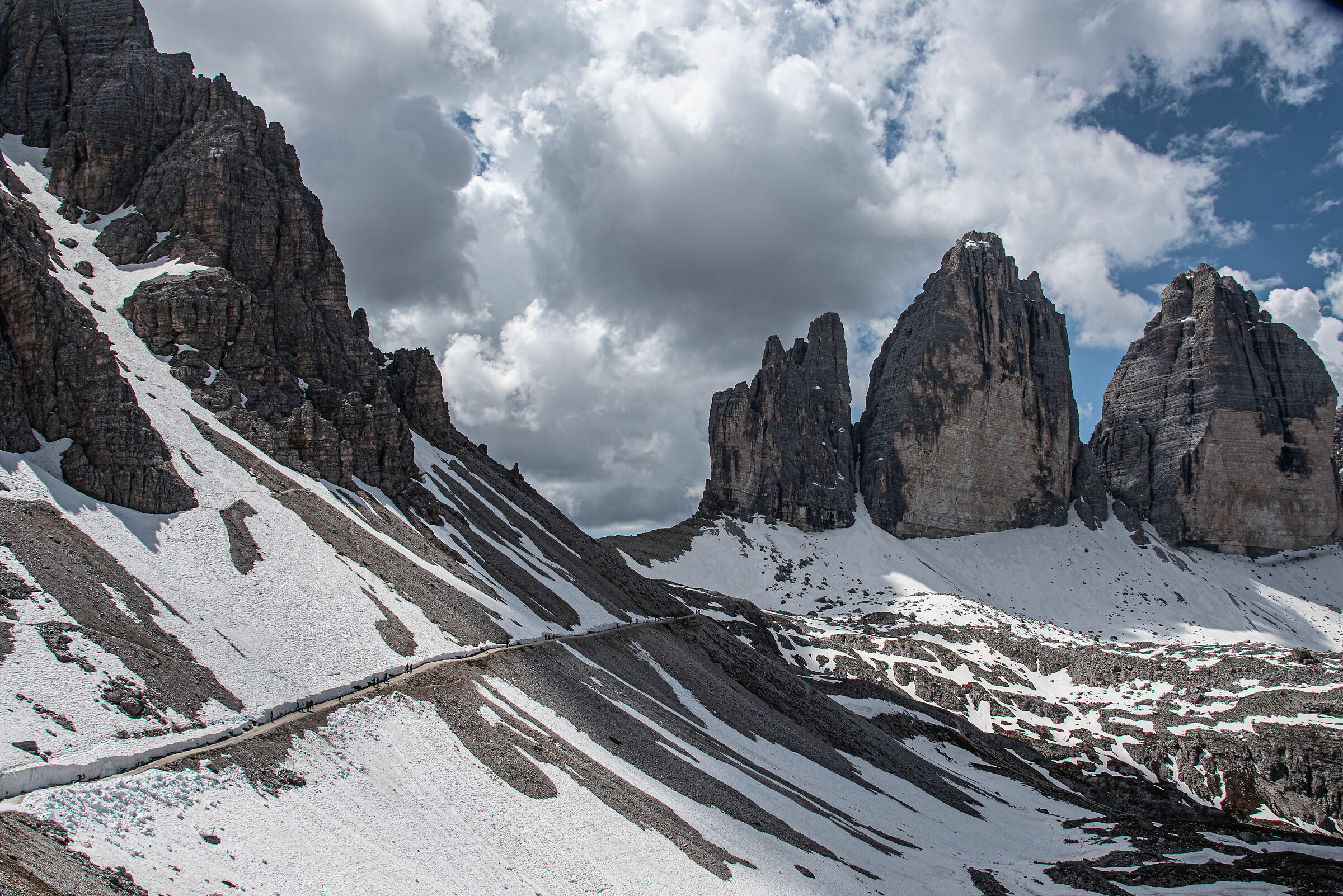 Infinitely small making the round of the three peaks of