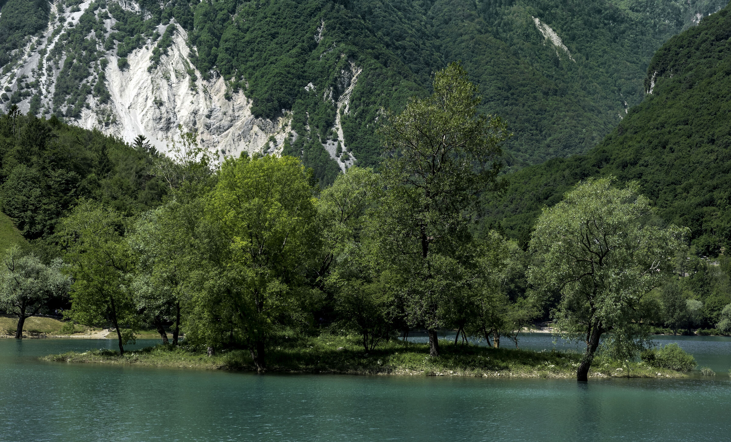 The colours of Lake Tenno