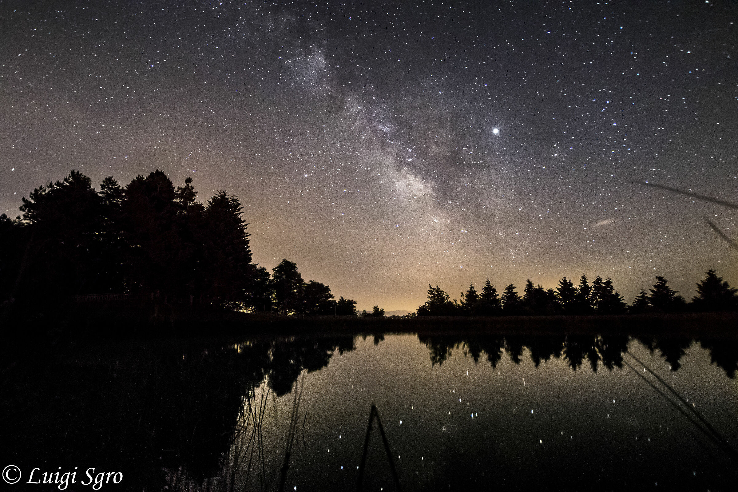 Via lattea sul lago acero