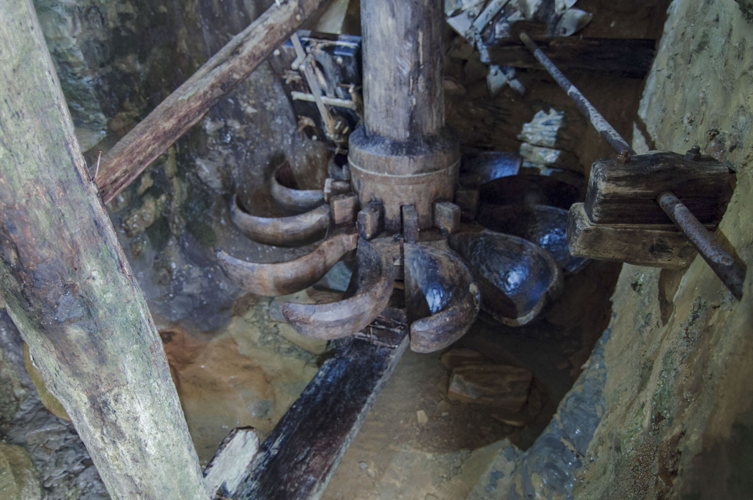 Turbina in legno di un vecchio mulino