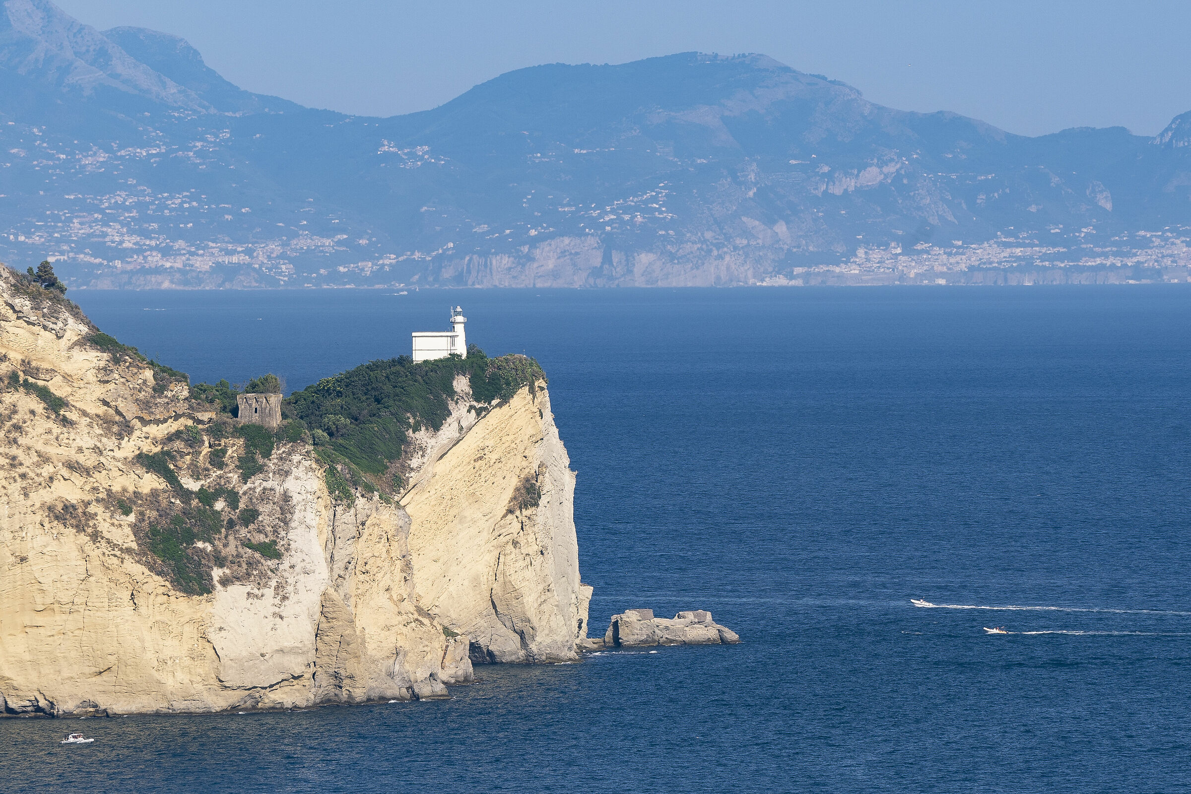 Faro di Capo Miseno (na) con costiera Sorrentina.