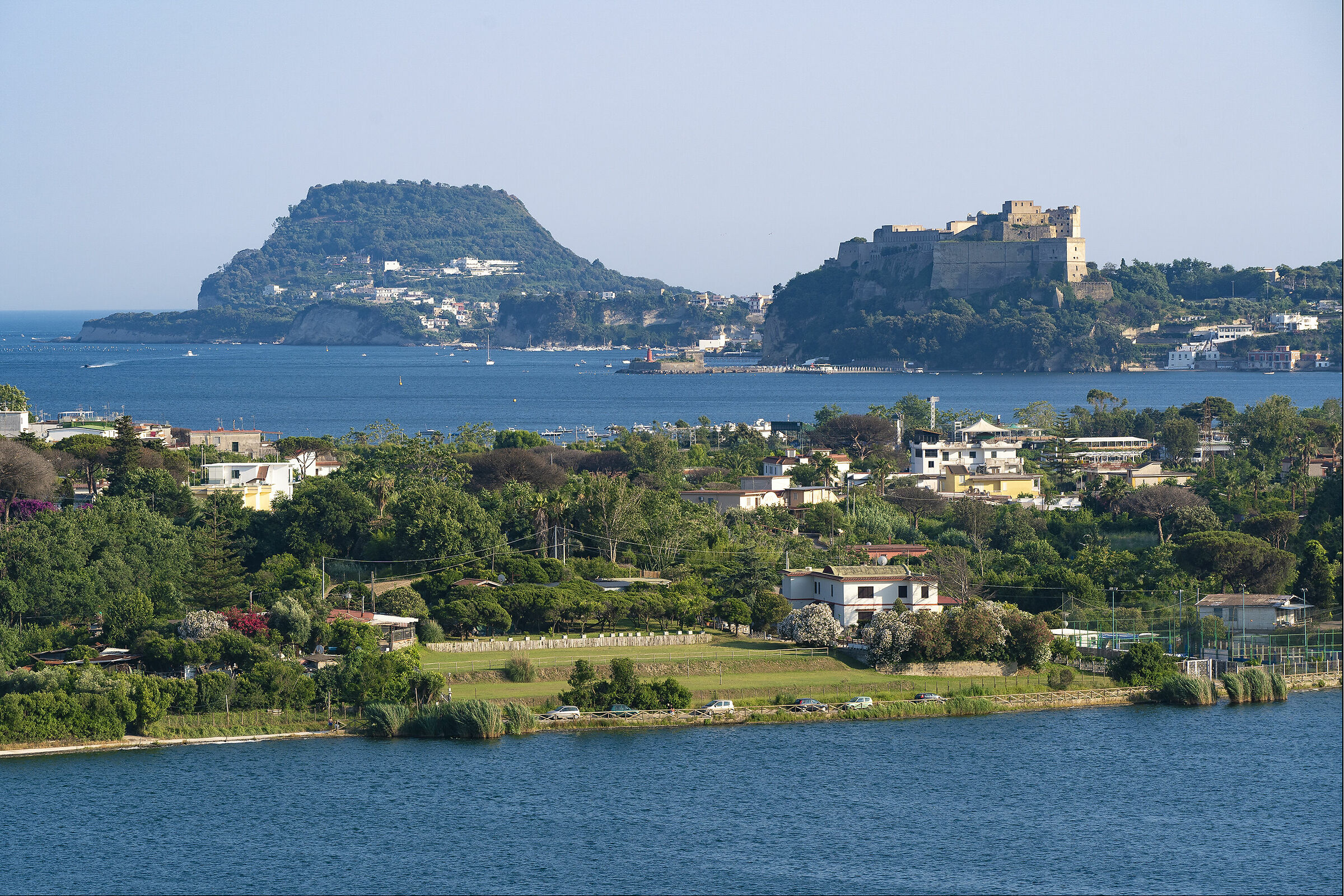 Lago D'Averno e Castello di Baia (na)