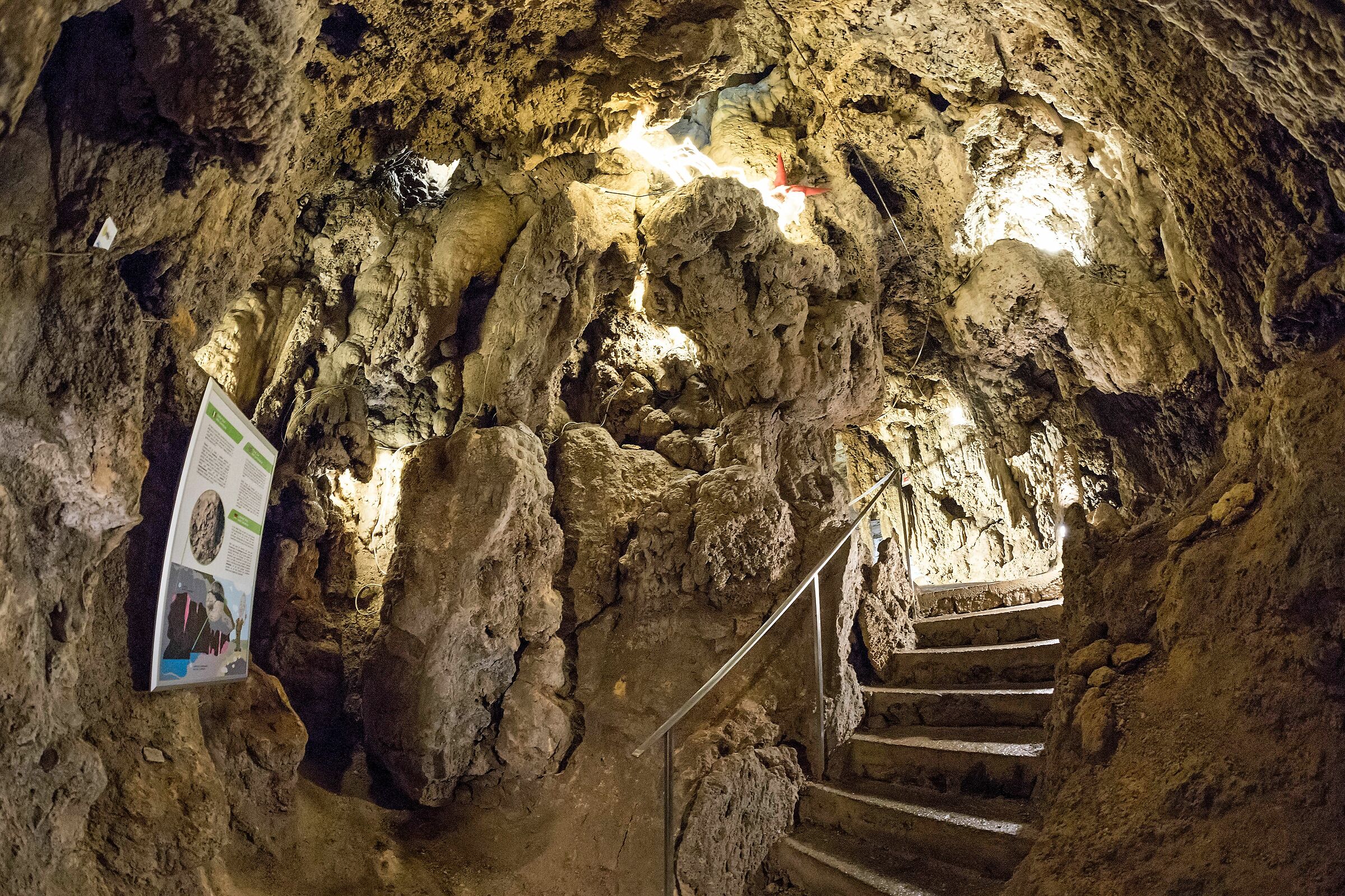 interni grotte di Rescia a Claino con Osteno