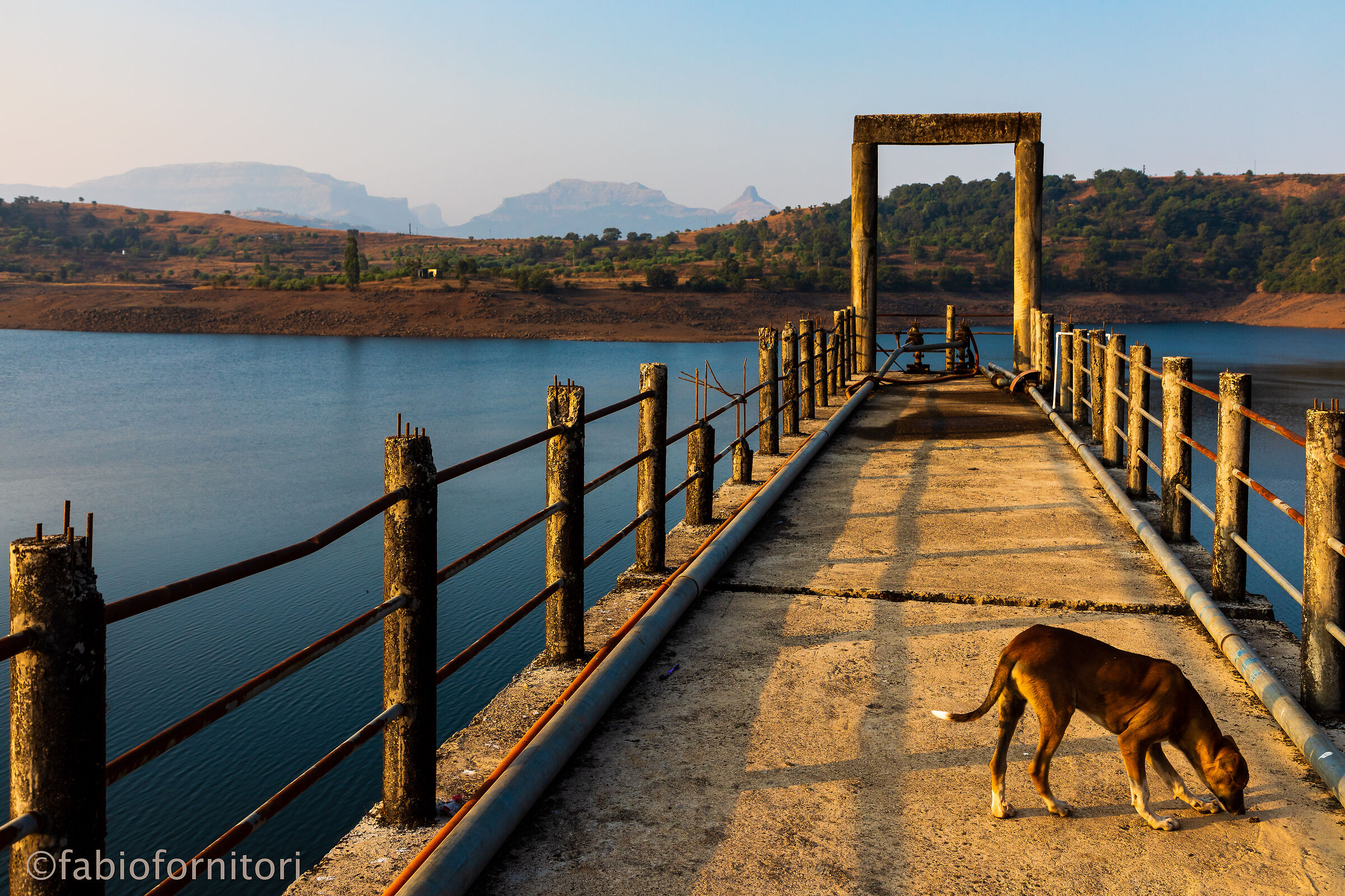 Maharashtra , Pontile sul lago , India 2018
