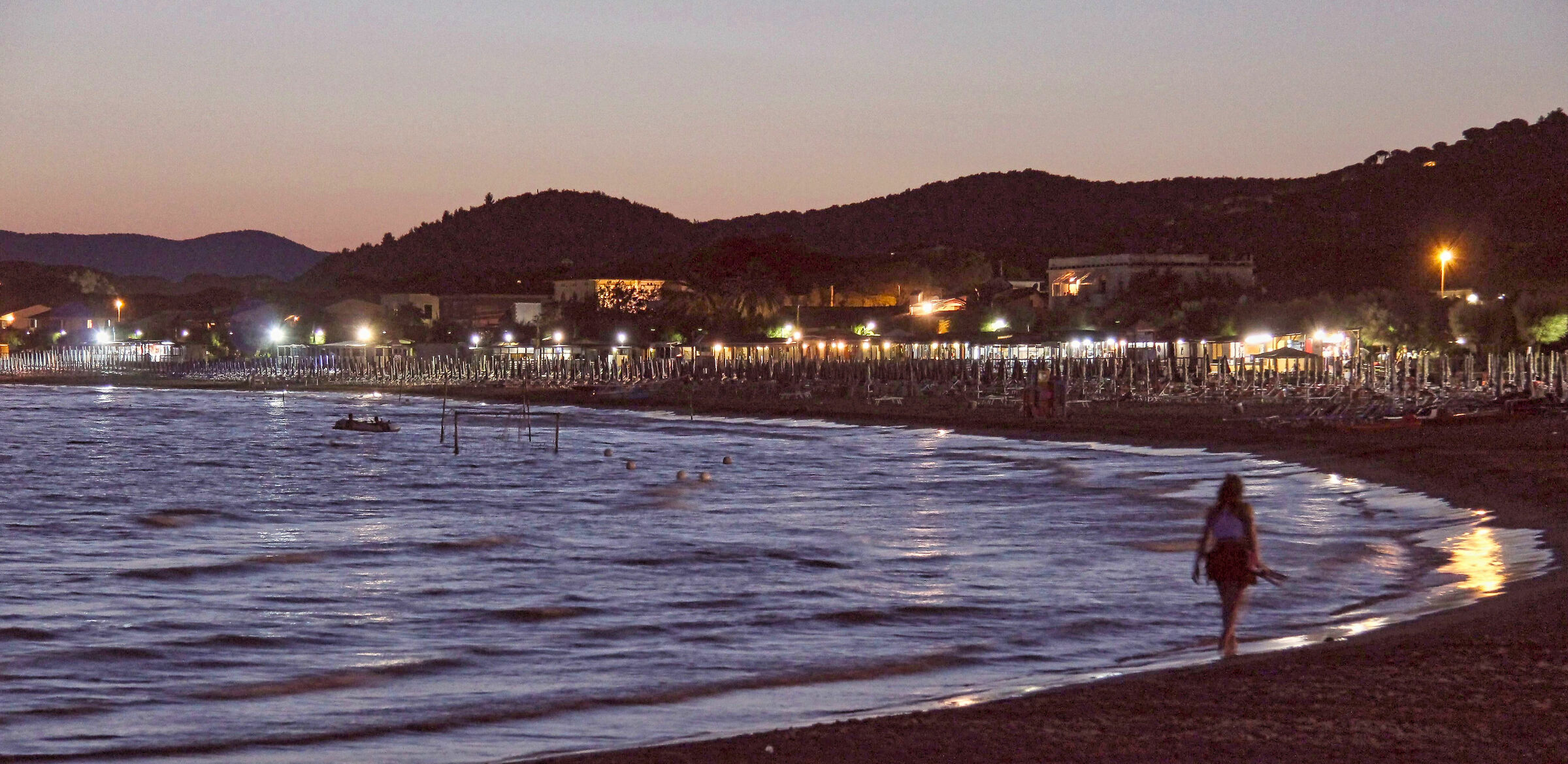 Sola in riva al mare