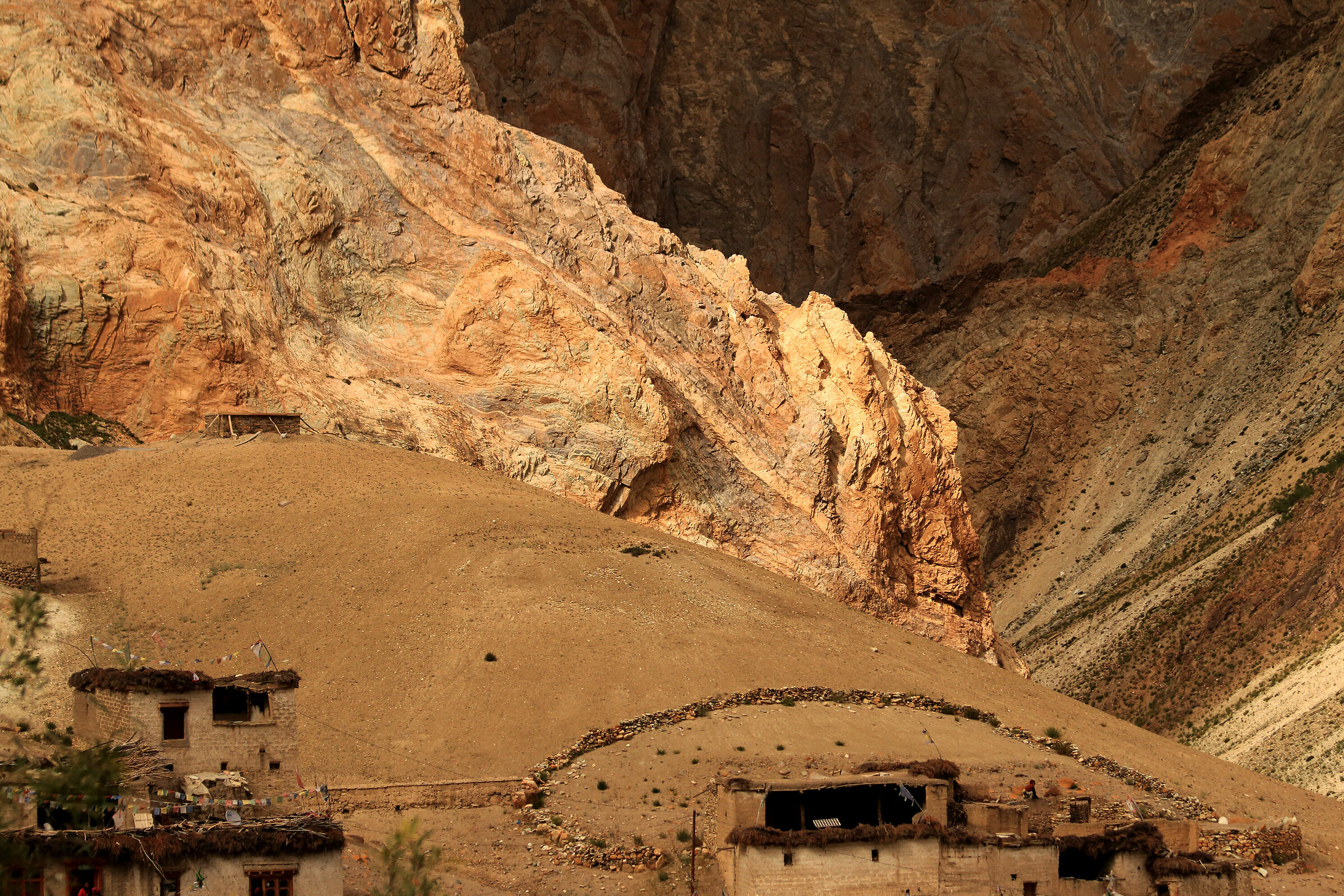 "abitazioni" tra i canyon di Kanji