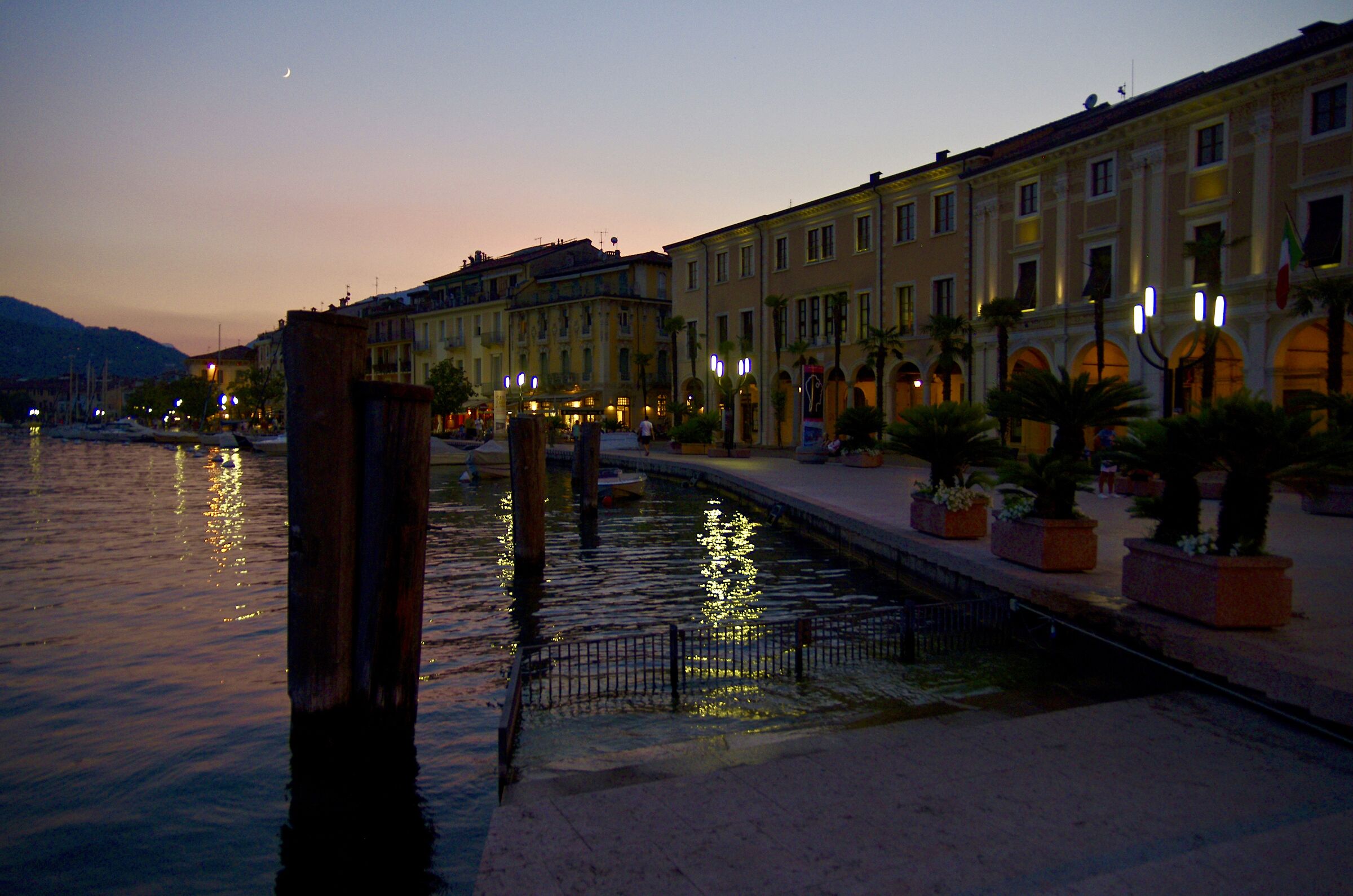Along Lake Salò in the evening