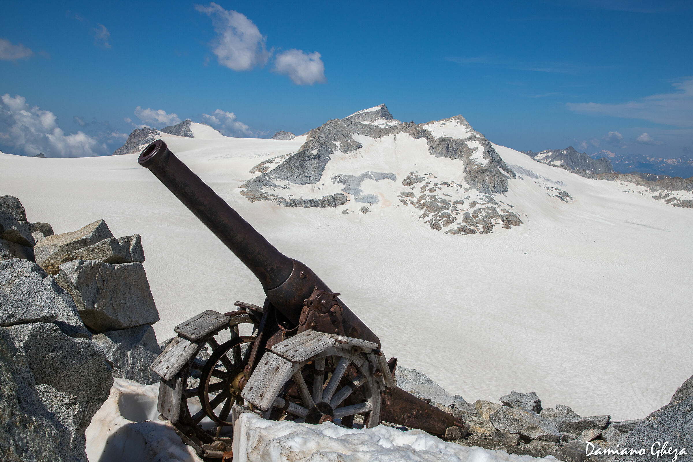 Ippopotamo con Adamello sullo sfondo