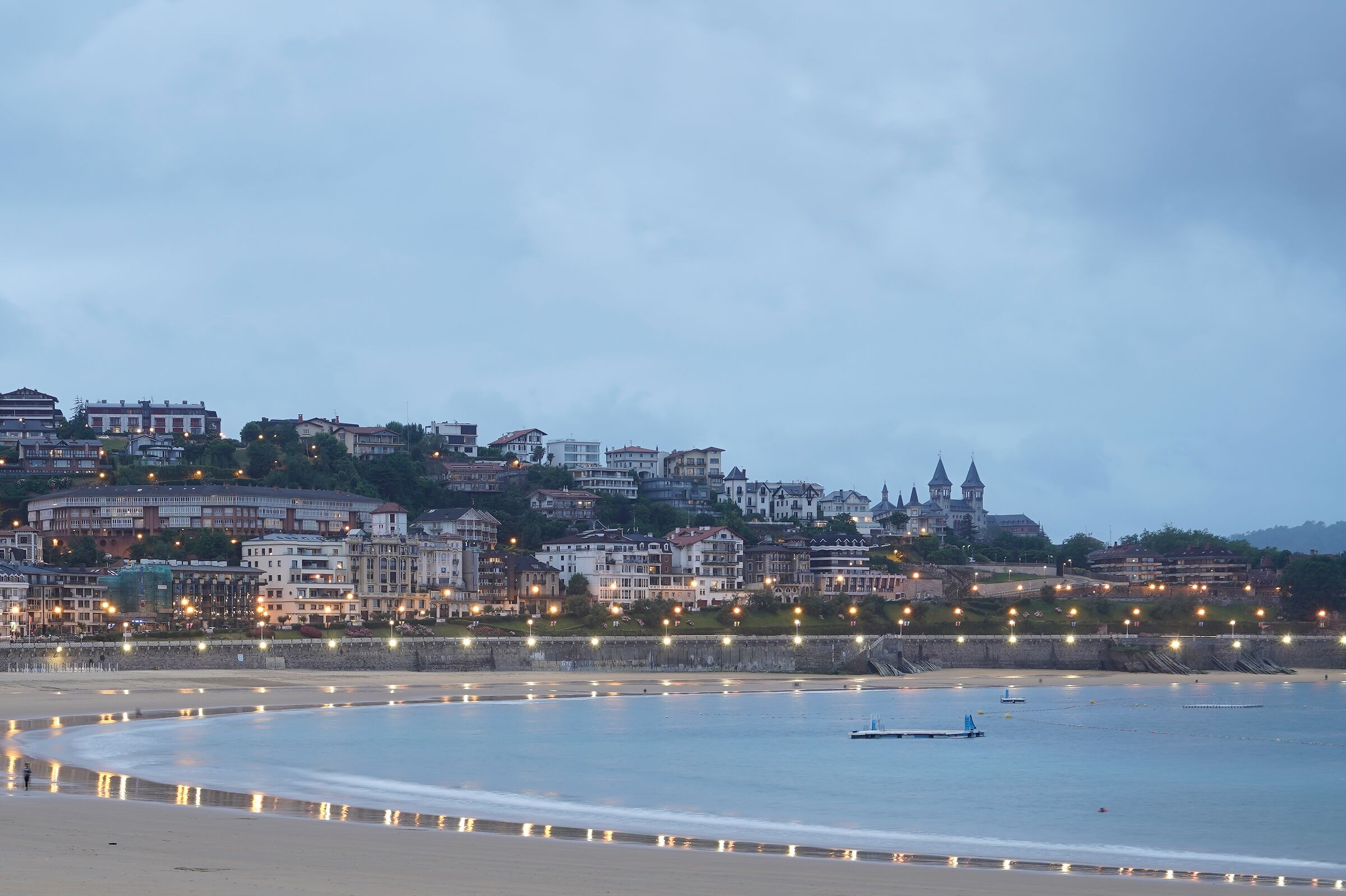 Cala la sera a San Sebastián Spagna