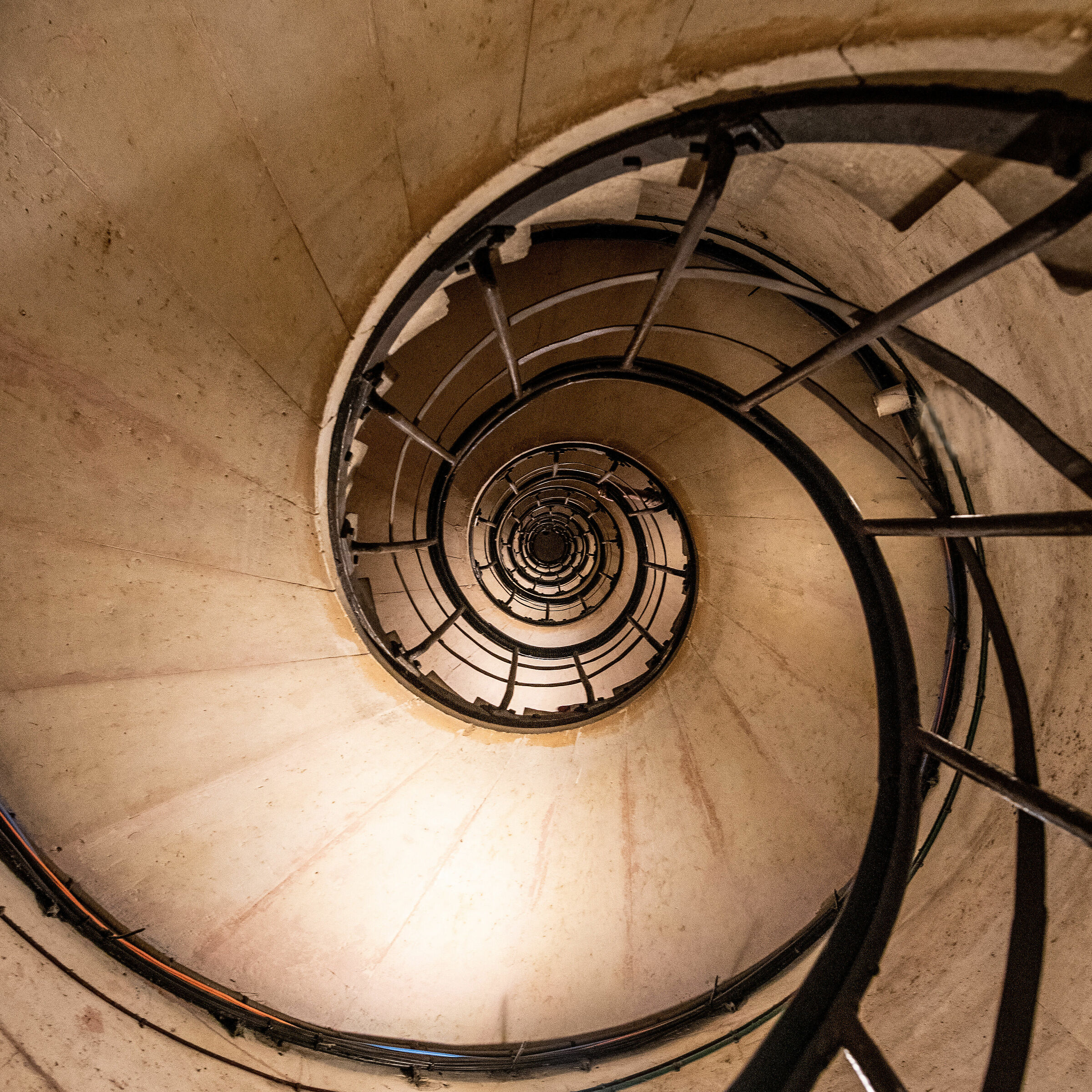 Climbing the Arc de Triomphe
