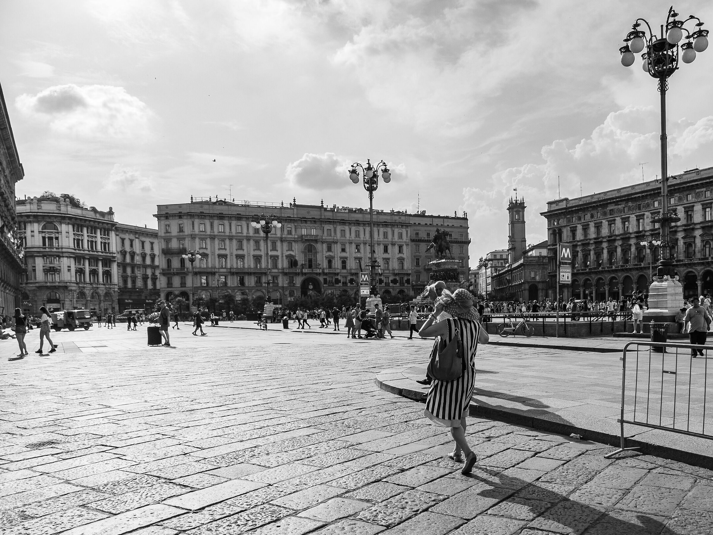 Pizza Duomo - black and white