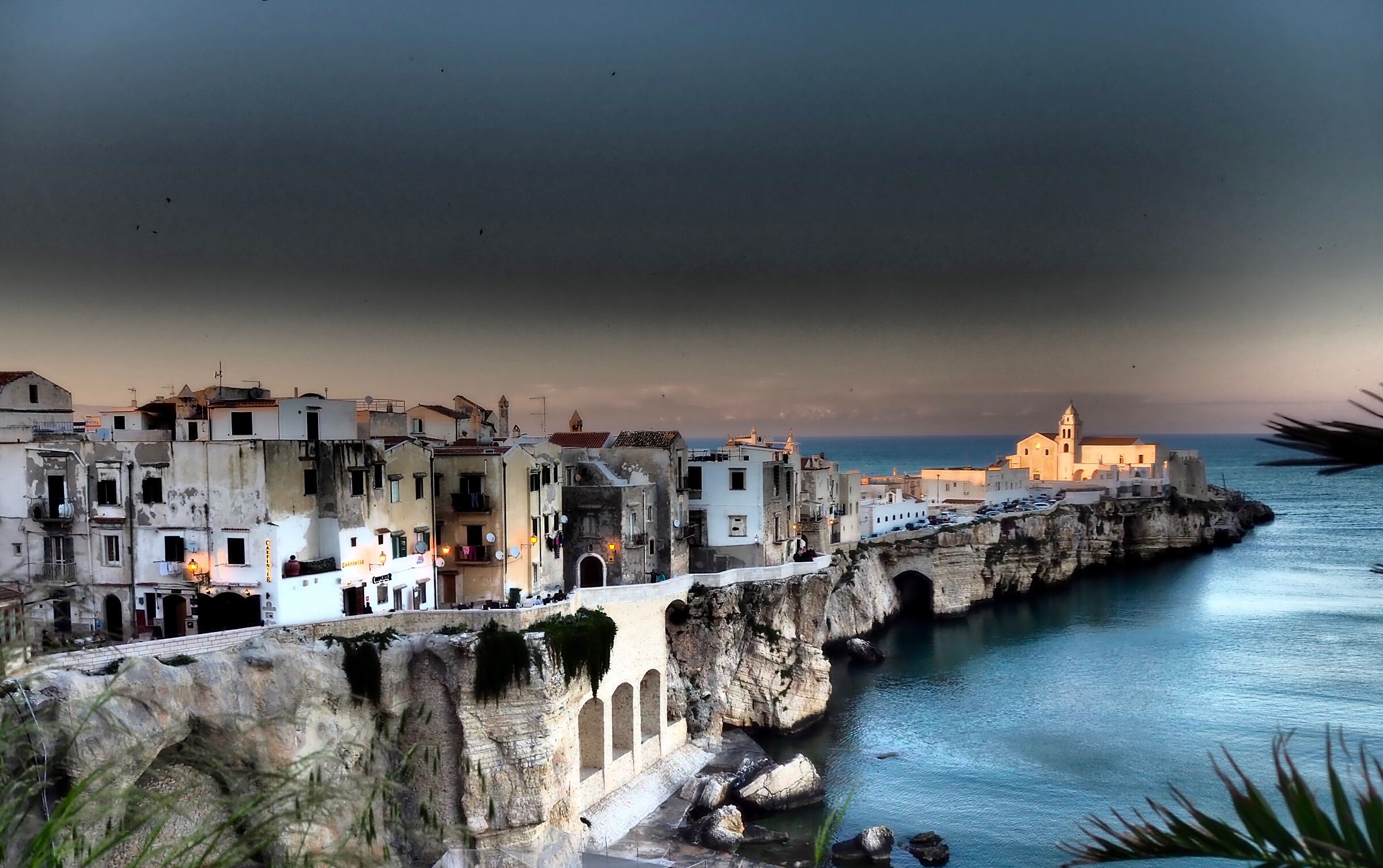 vieste al tramonto