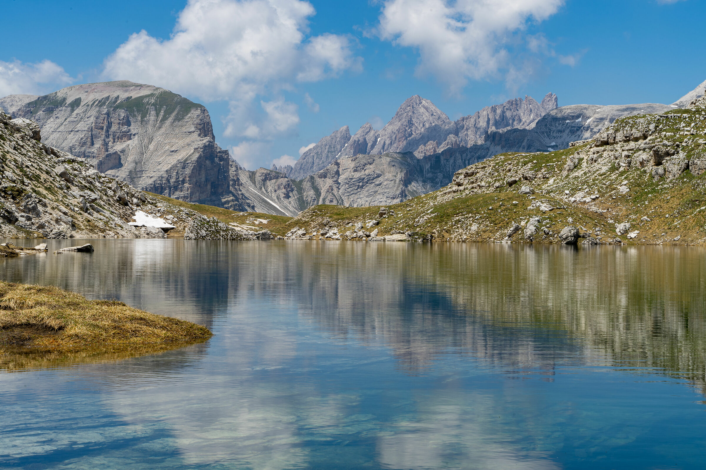 Lago alpino e Dolomiti