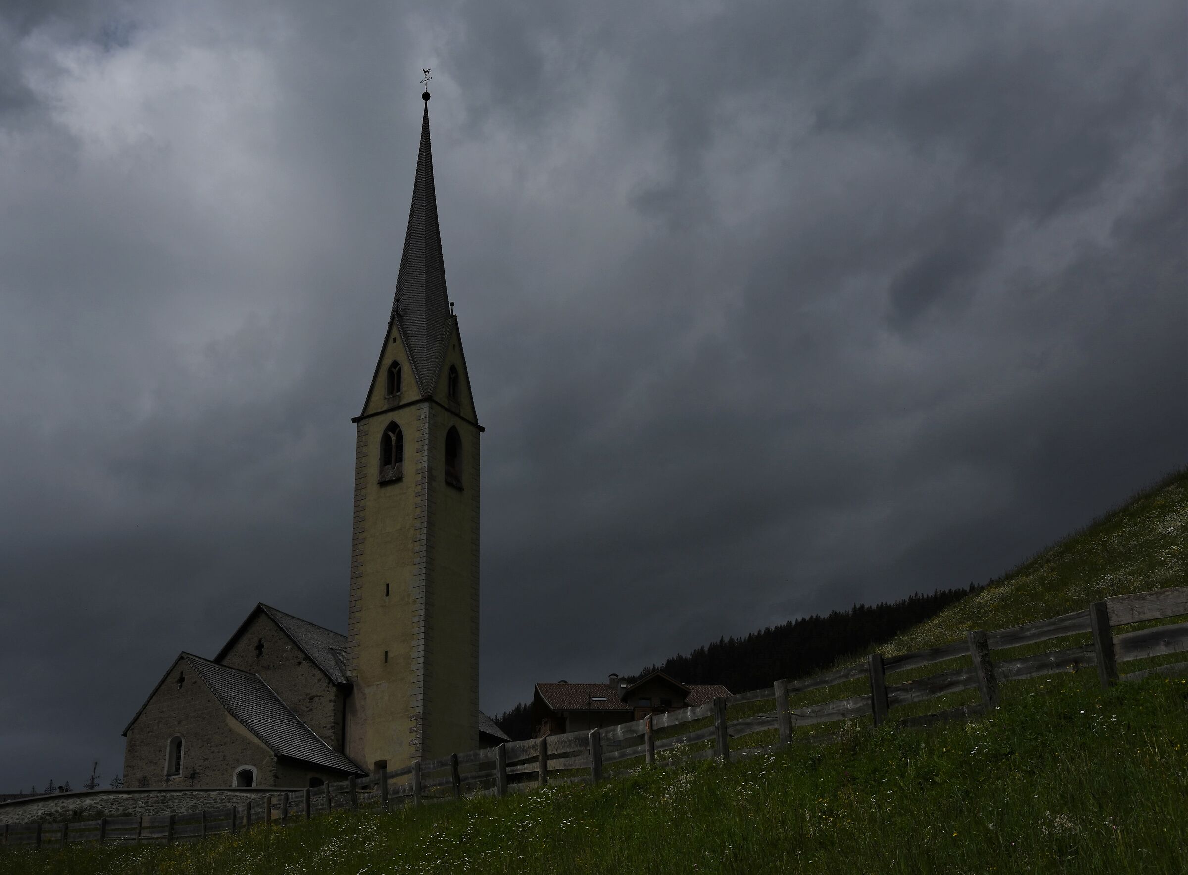 Se.. la punta tocca cielo .. piovera'  di certo...