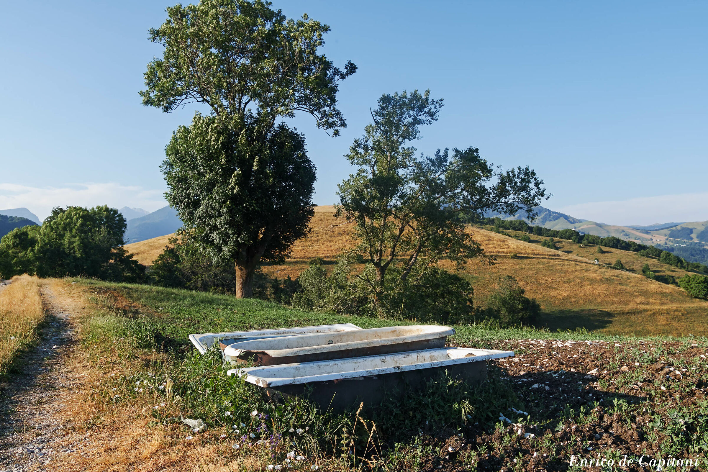 Paesaggio della Lessinia con vasche da bagno