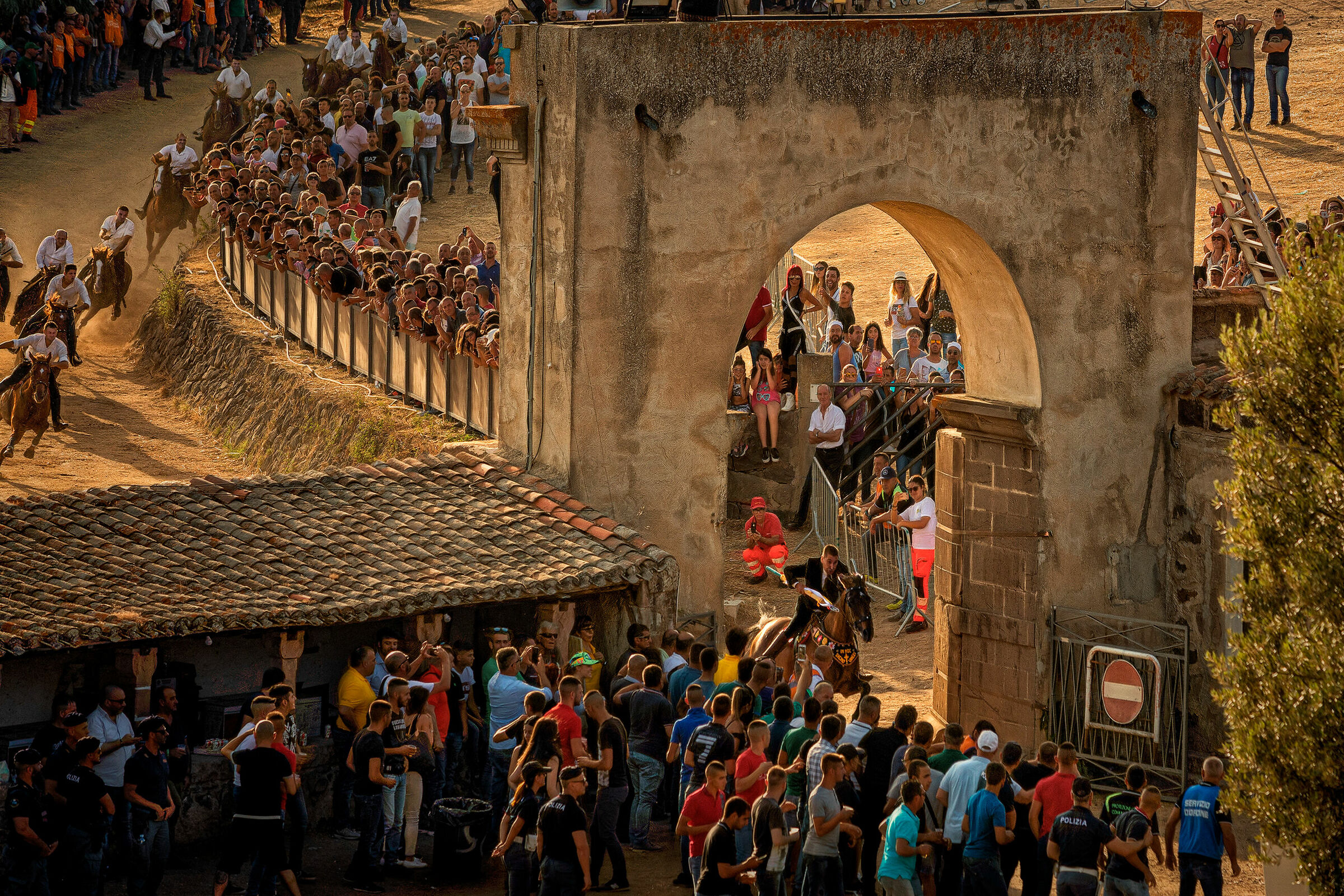 The first pandela passes under the arch of St. Constantine