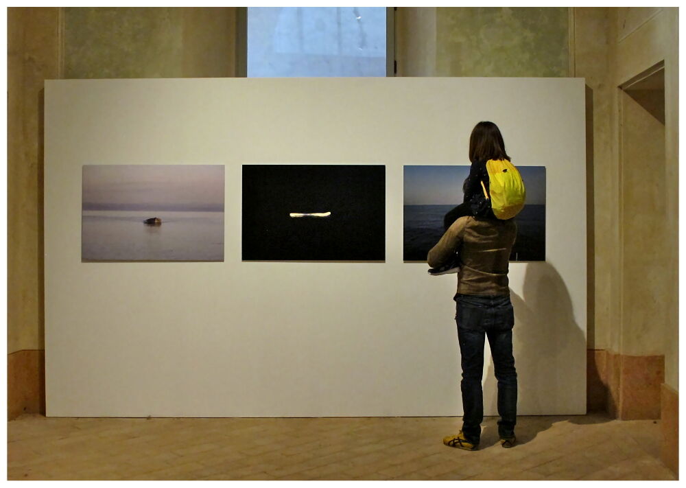 Quelli che visitano le mostre ... zainetto giallo