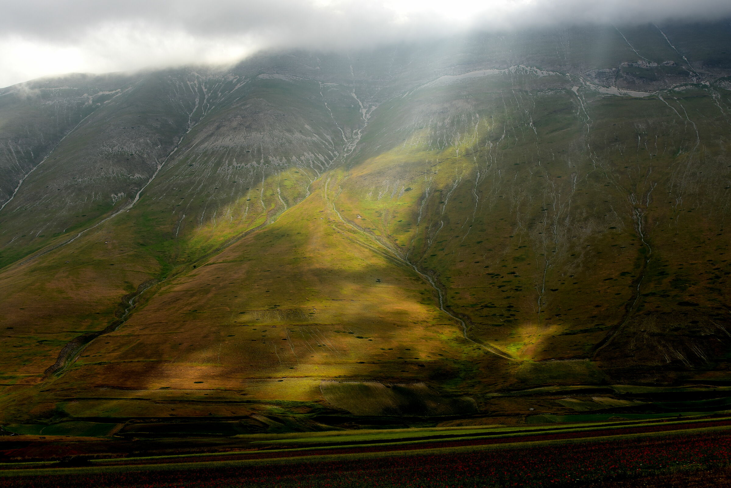 Luci sulla piana di Castelluccio di Norcia