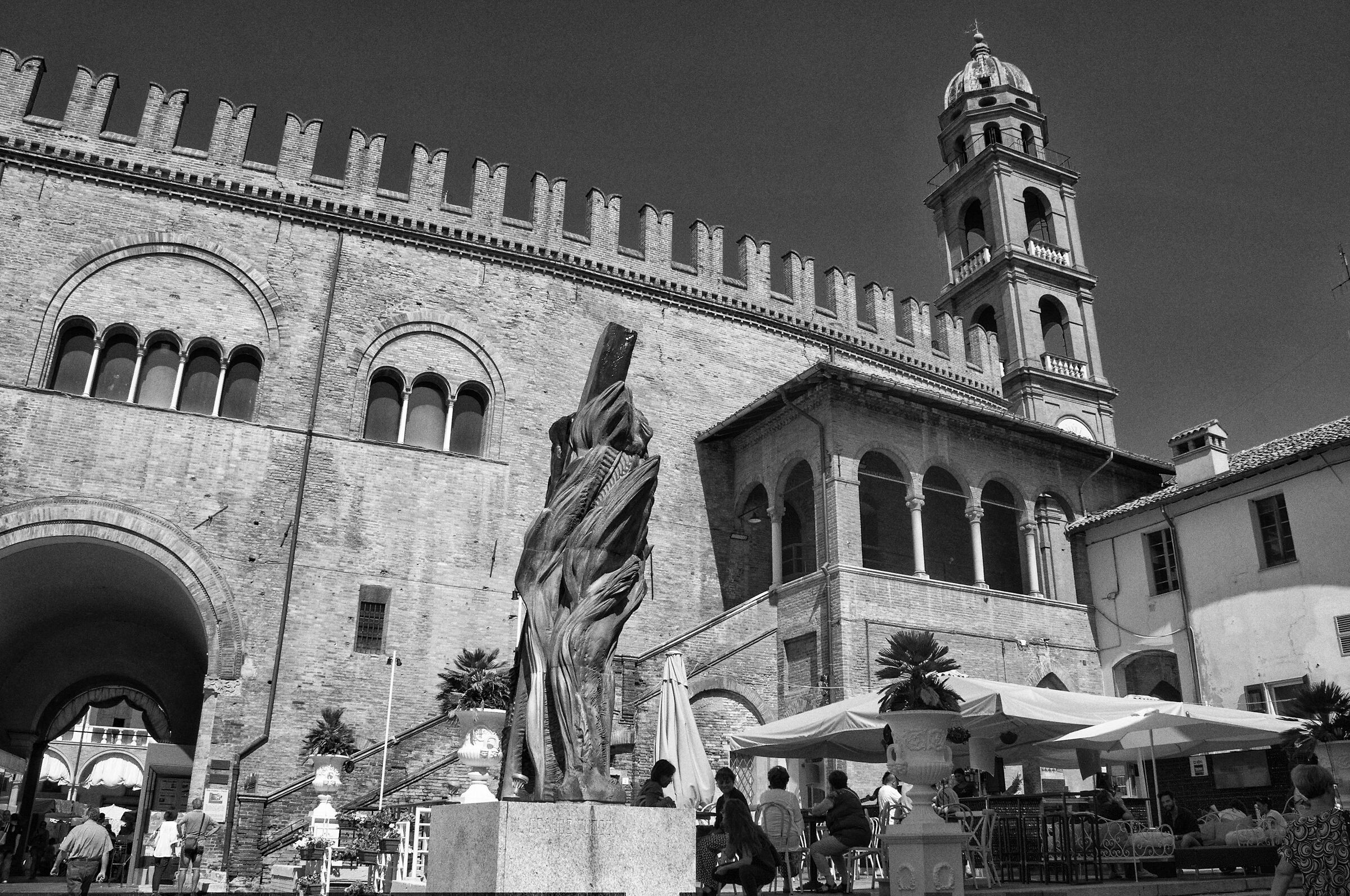 Scorcio di una piazza di Faenza