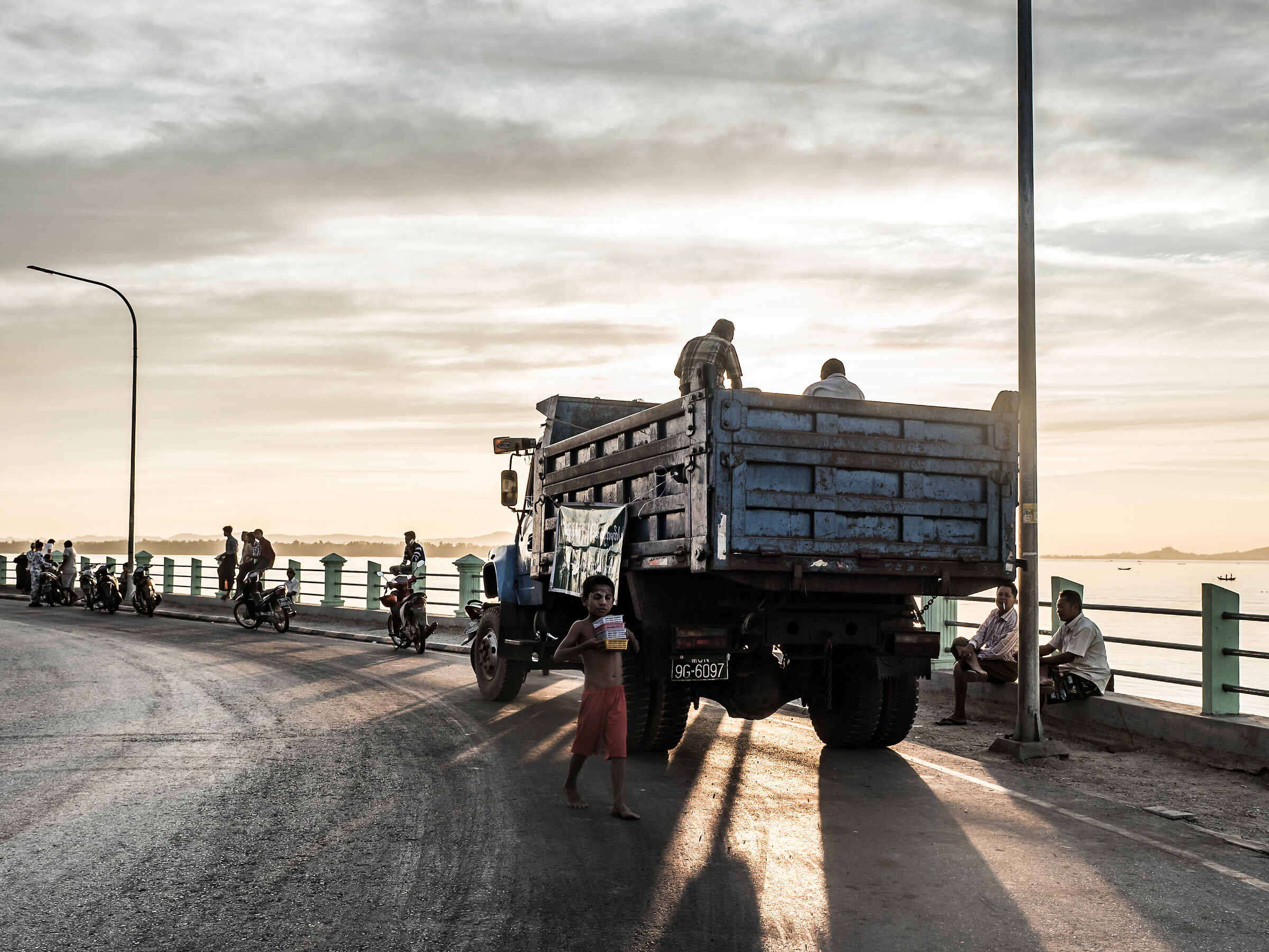 Moulmein, Lungofiume al tramonto