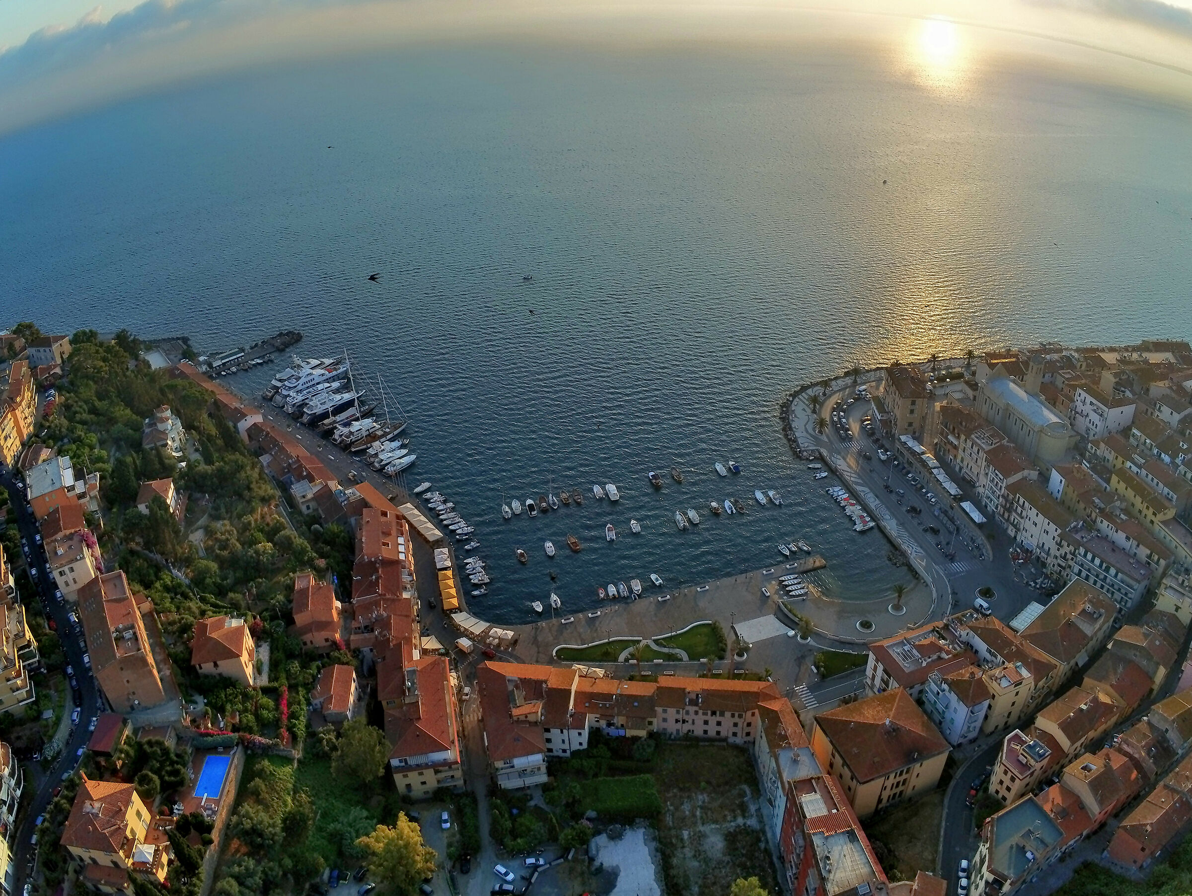 Porto Santo Stefano all'alba con drone