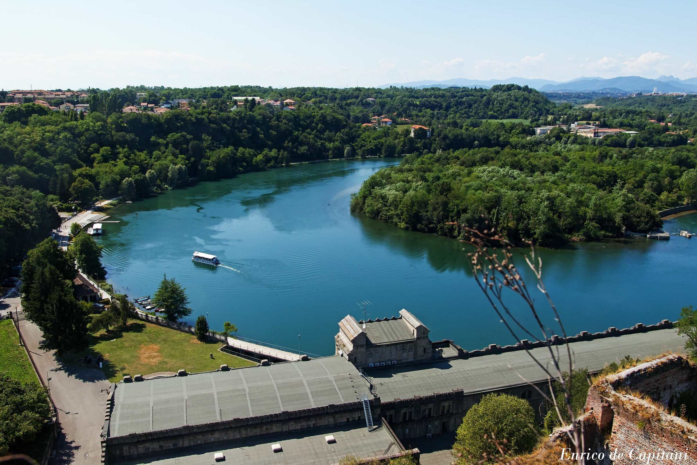 L'ansa del fiume a Trezzo con la Taccani e un battello